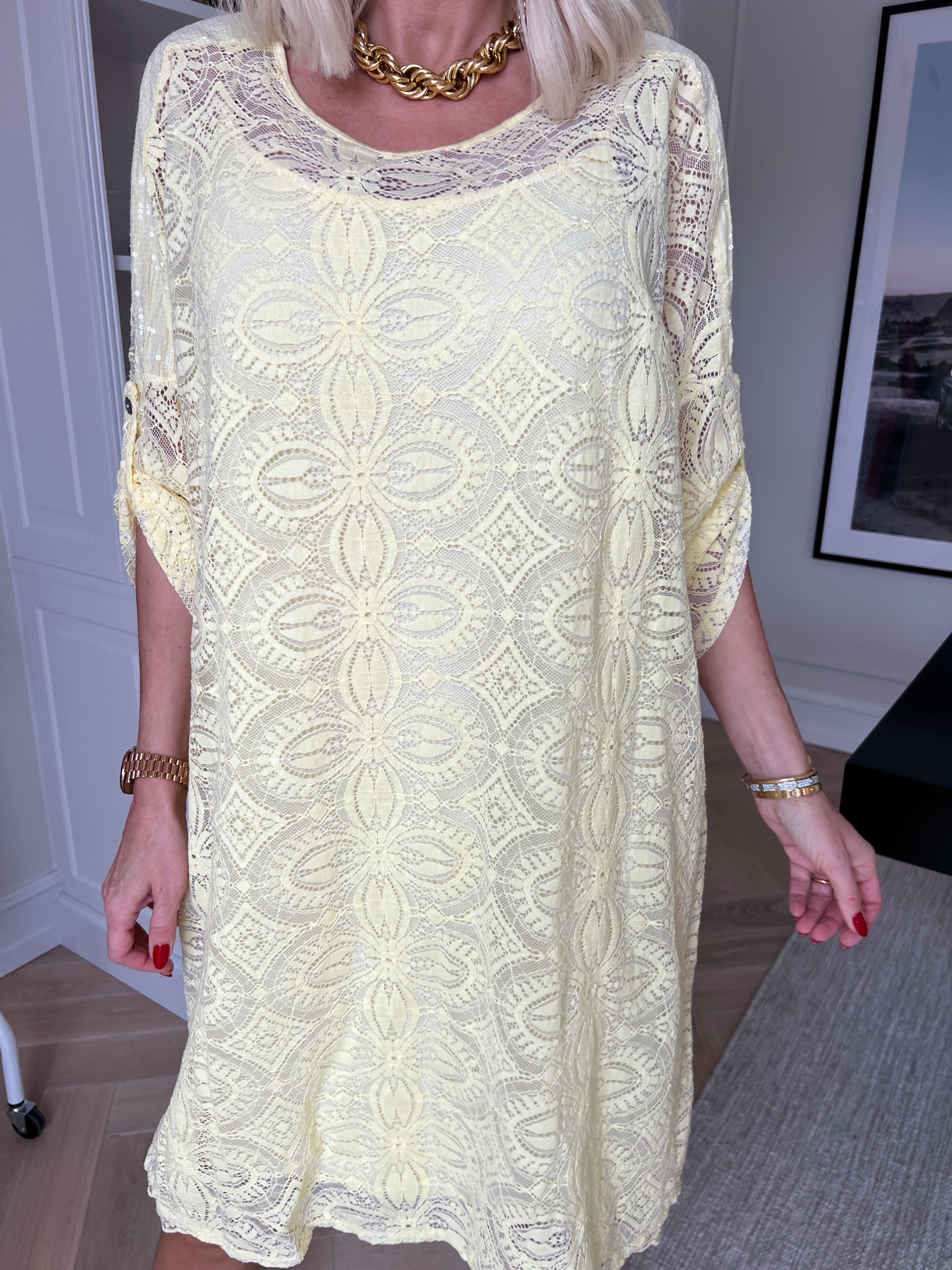 Arianna - Sød blondekjole i bomuld med blød underkjole