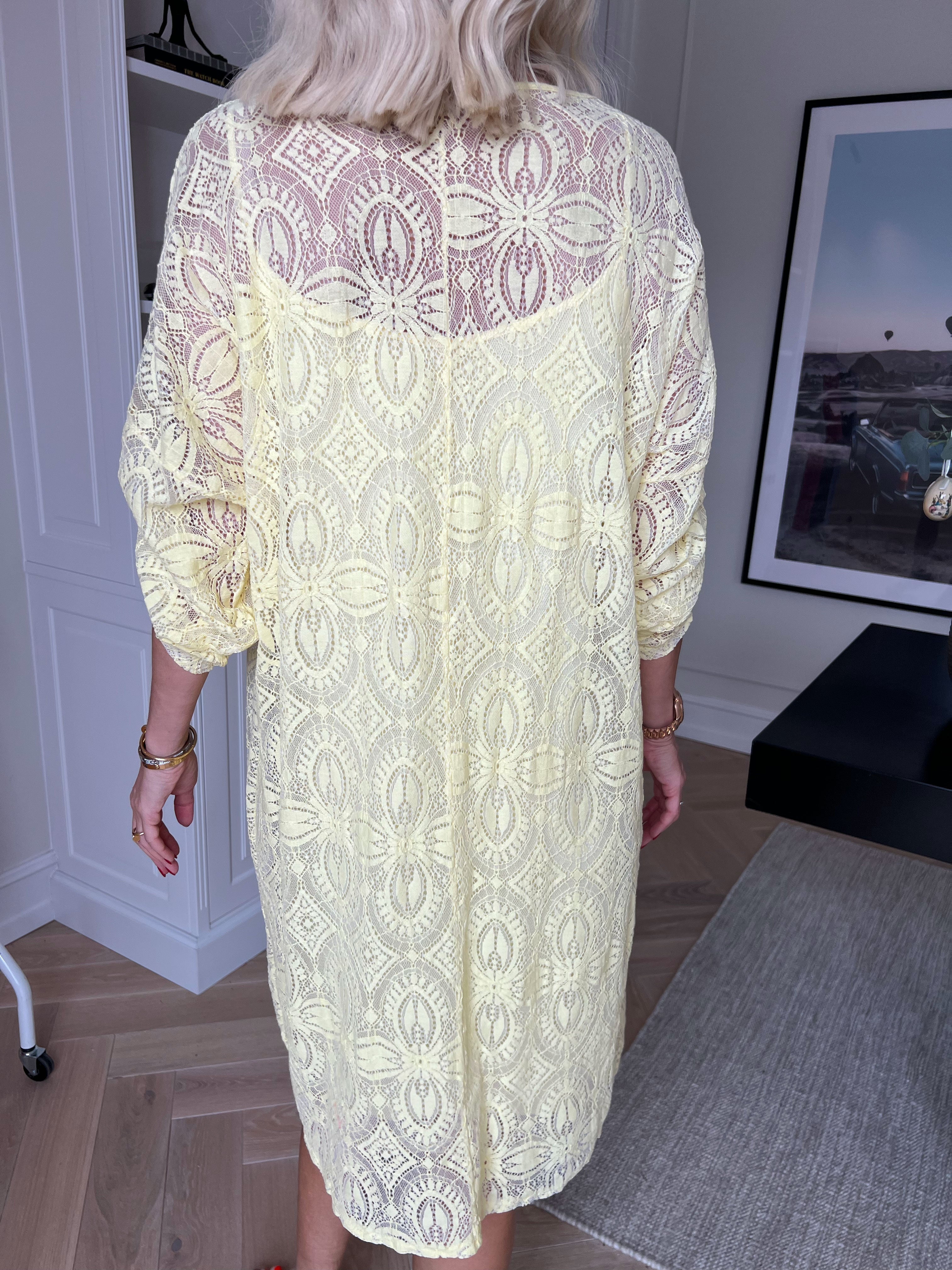 Arianna - Sød blondekjole i bomuld med blød underkjole