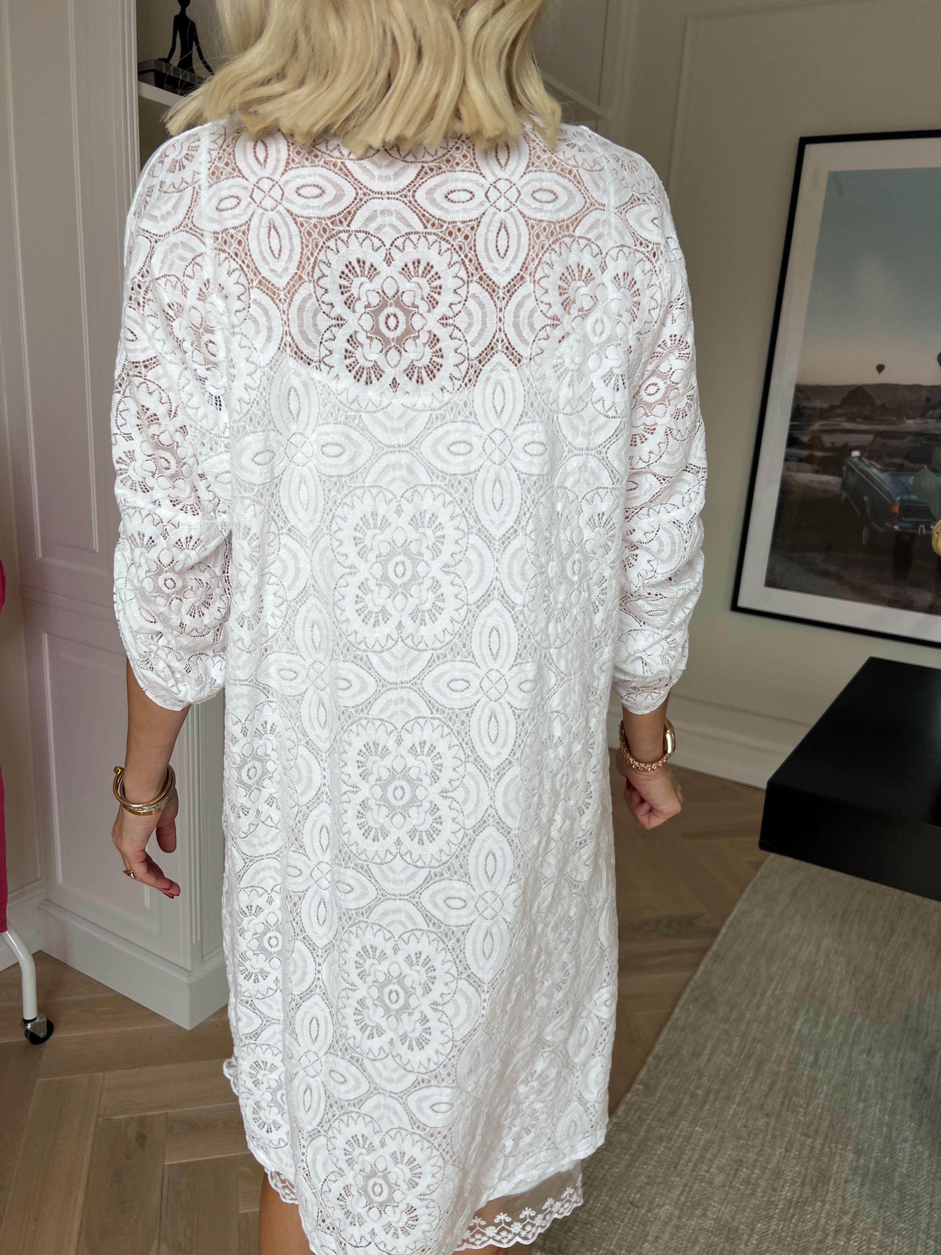 Arianna - Sød blondekjole i bomuld med blød underkjole