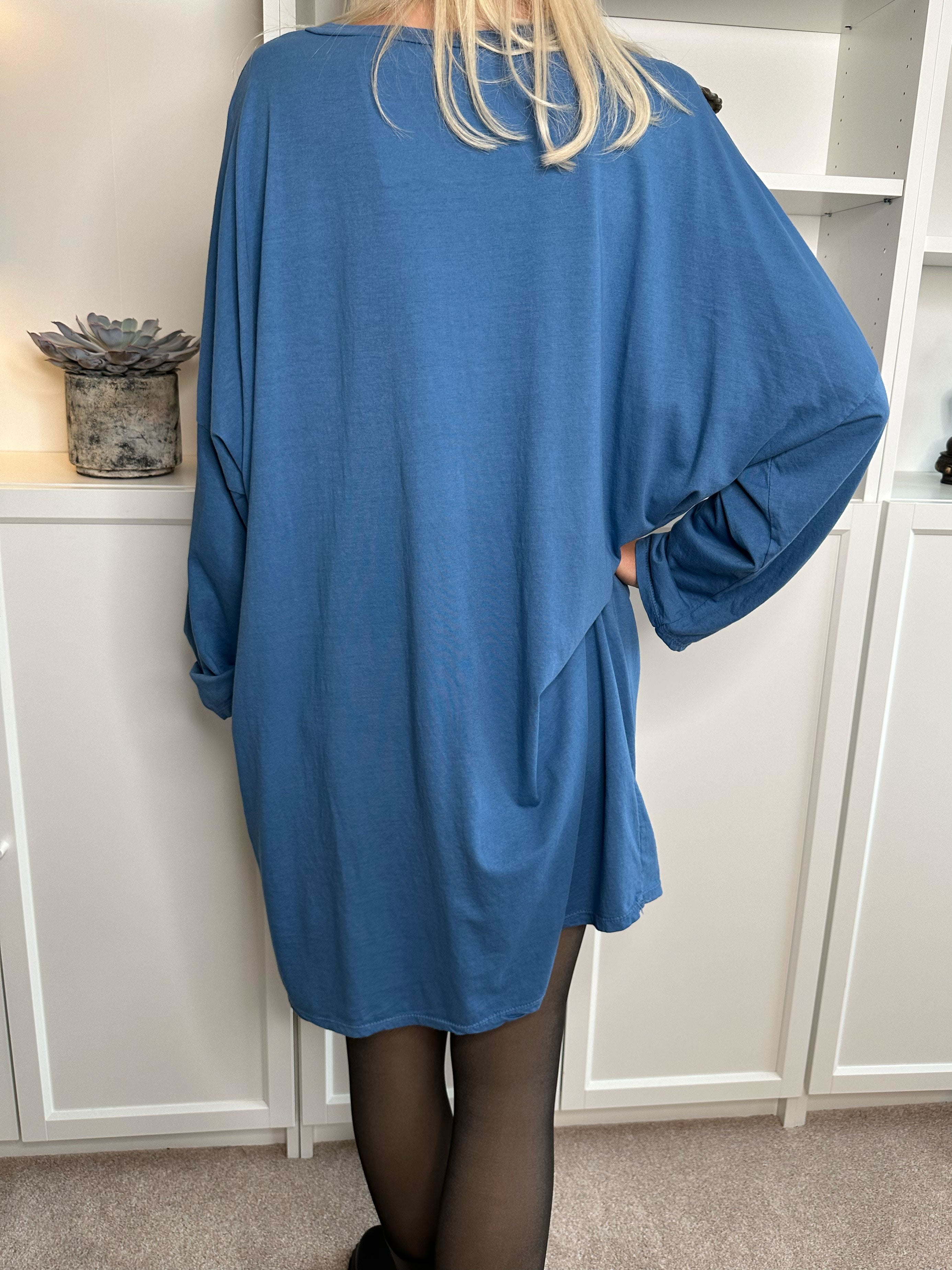 Bree Long Sleeve - Kjole i bomuld med guld tekst foran