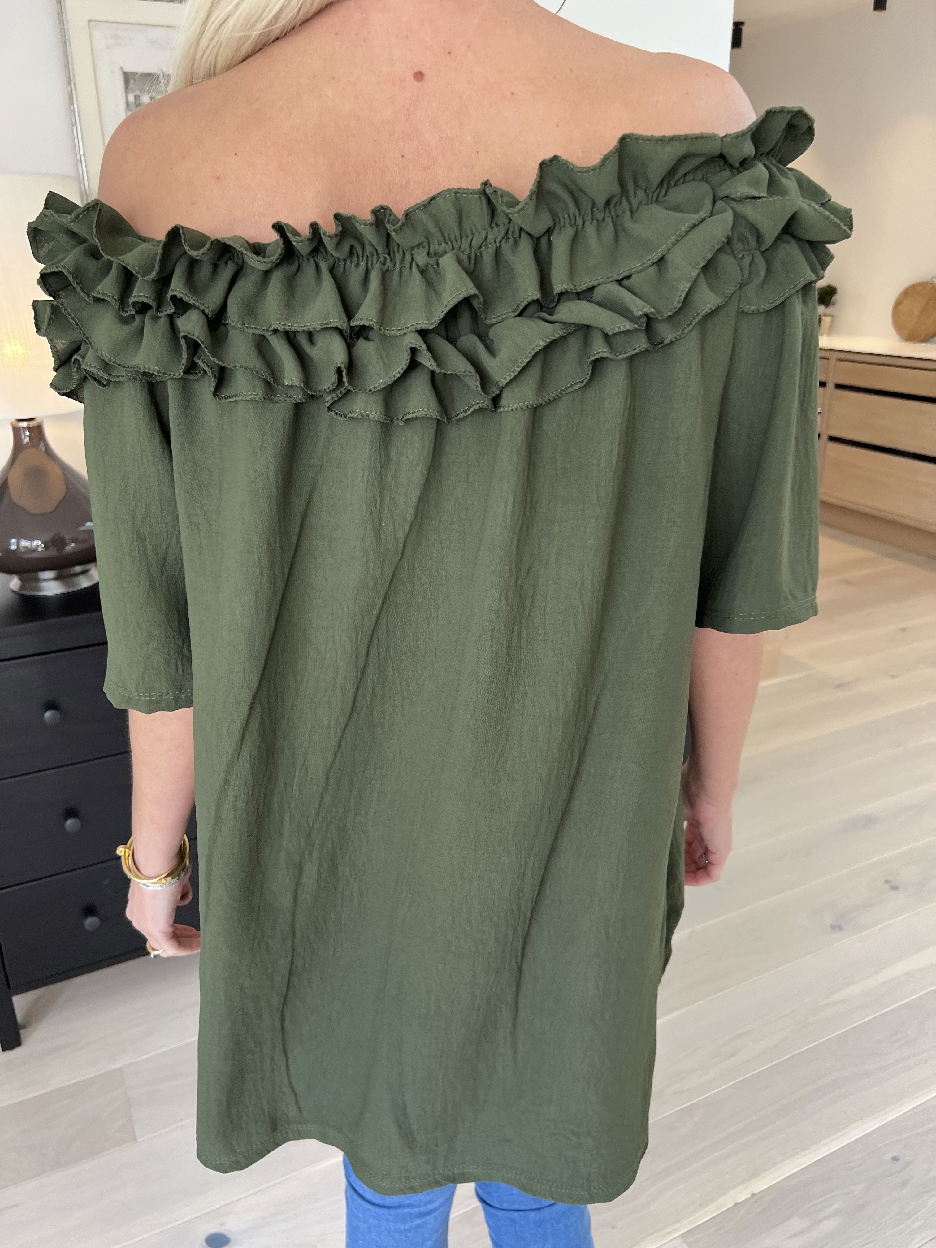 Chili Sleeveless - Fineste tunika med elastik og flæser i udskæringen