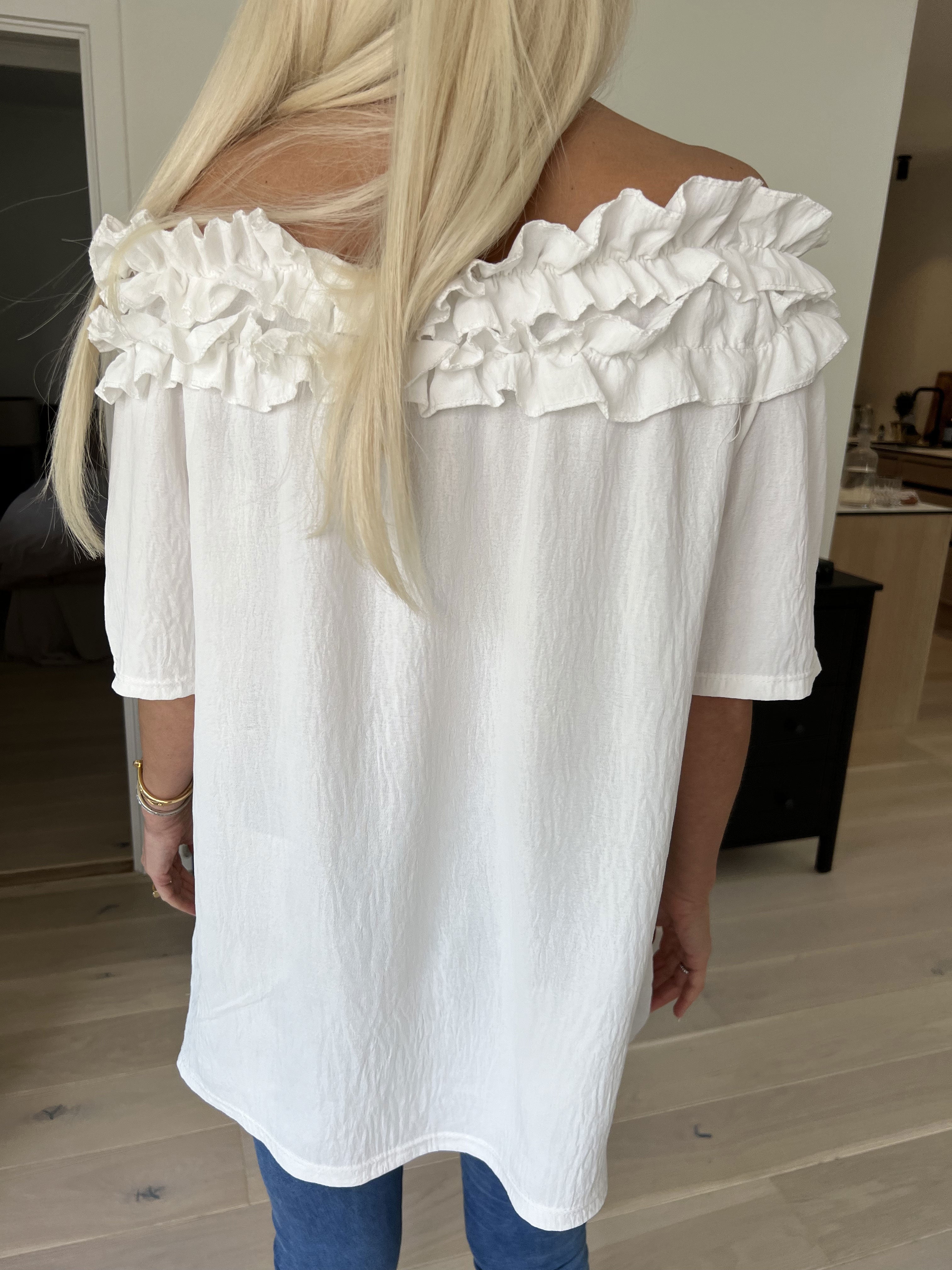 Chili Sleeveless - Fineste tunika med elastik og flæser i udskæringen