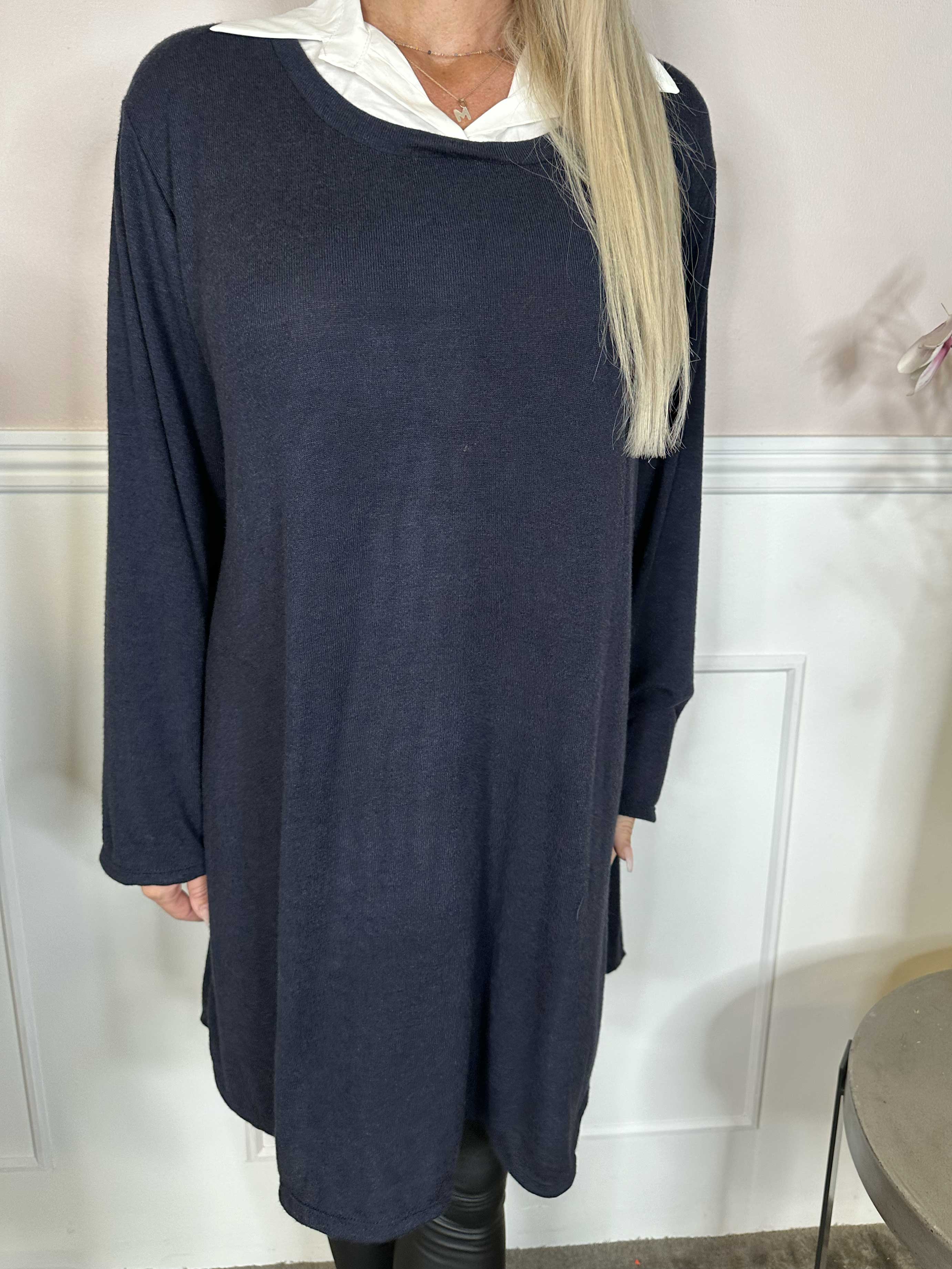 Clarita - Lang blød strikbluse med hvid skjortekrave