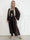 Deiene - Lang kimono i silkelook med elegant blondekant for et let og sofistikeret udtryk