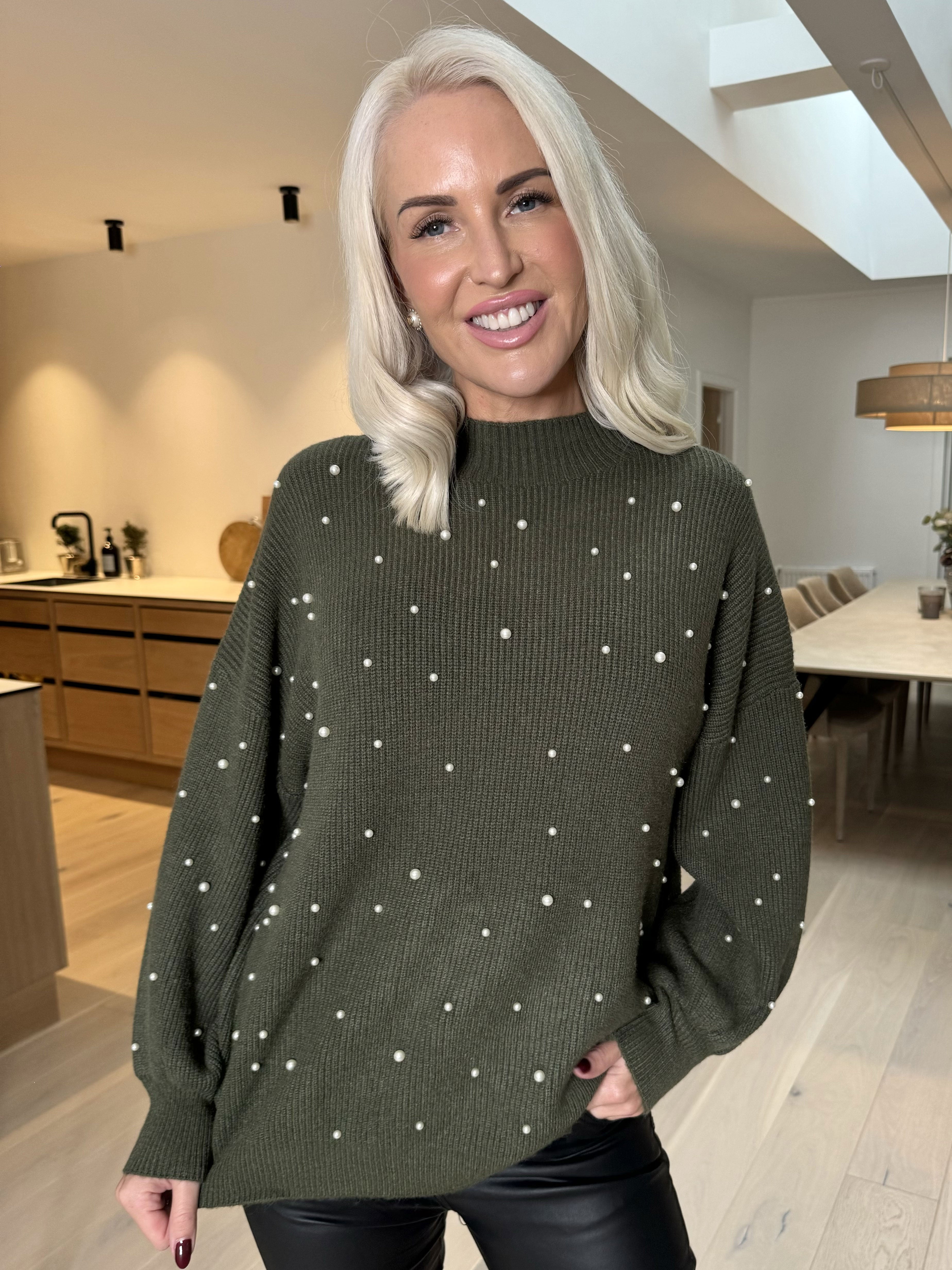 Diara - Strikbluse med ballonærmer og hvide perler