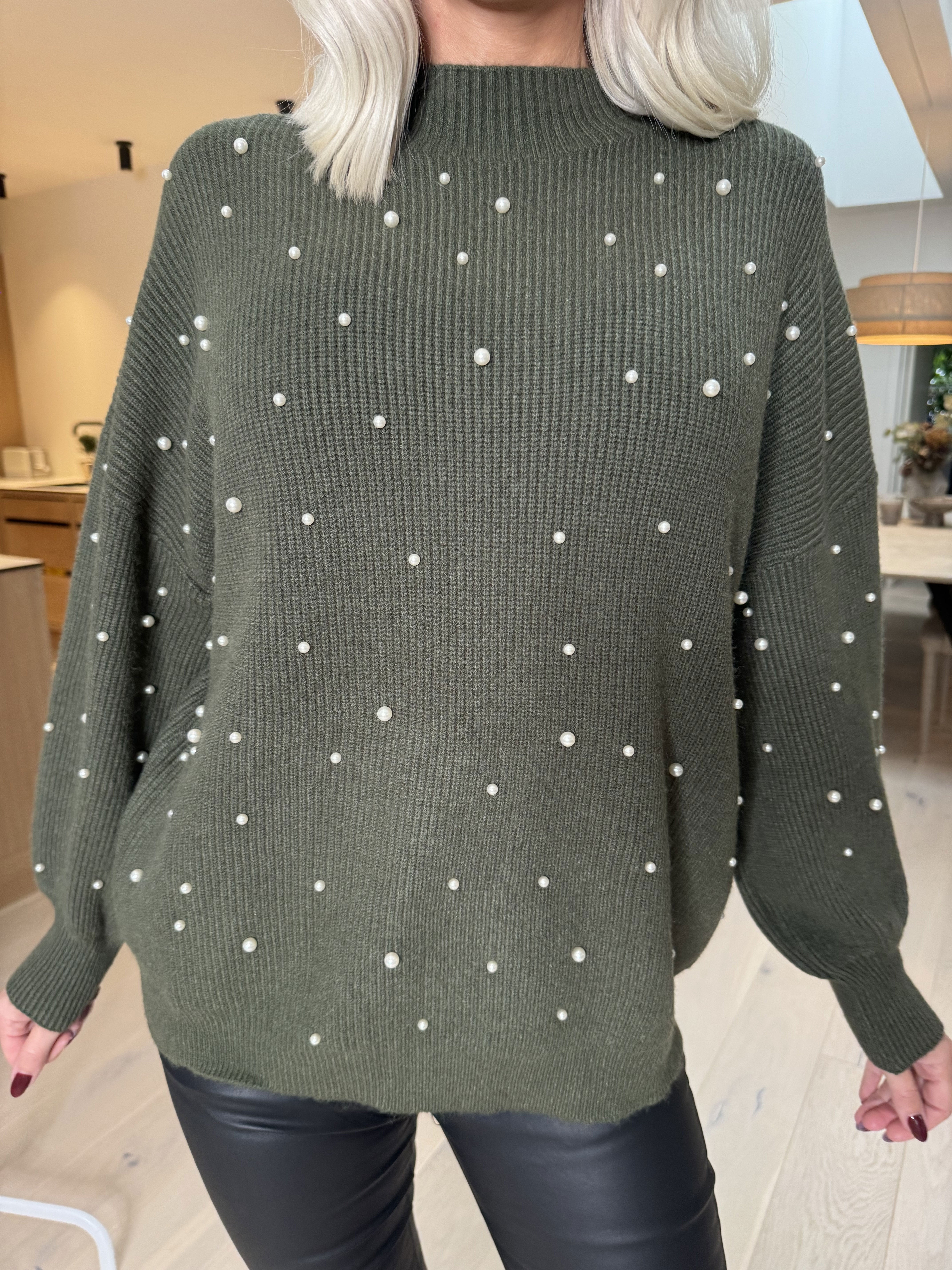 Diara - Strikbluse med ballonærmer og hvide perler