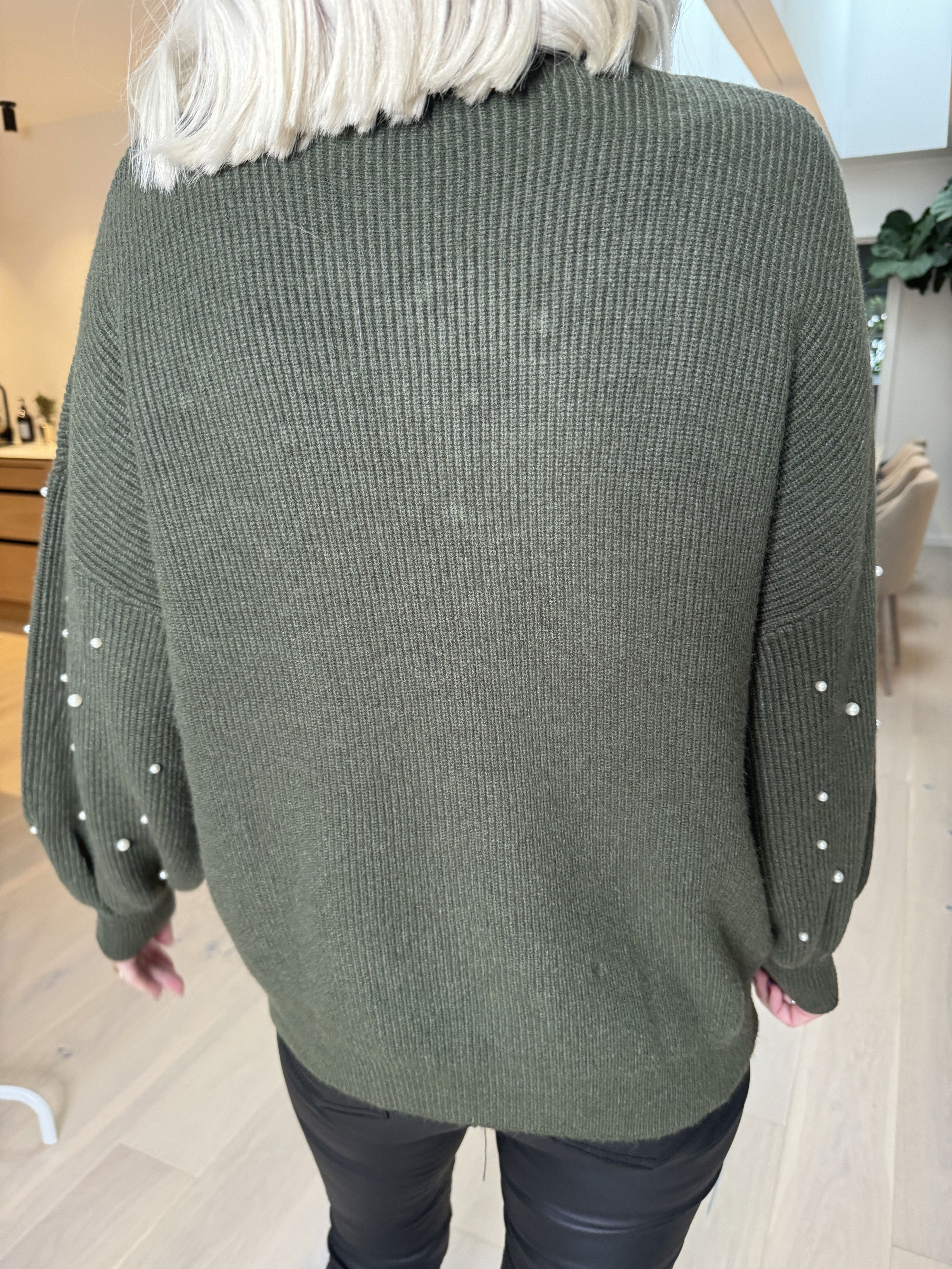 Diara - Strikbluse med ballonærmer og hvide perler