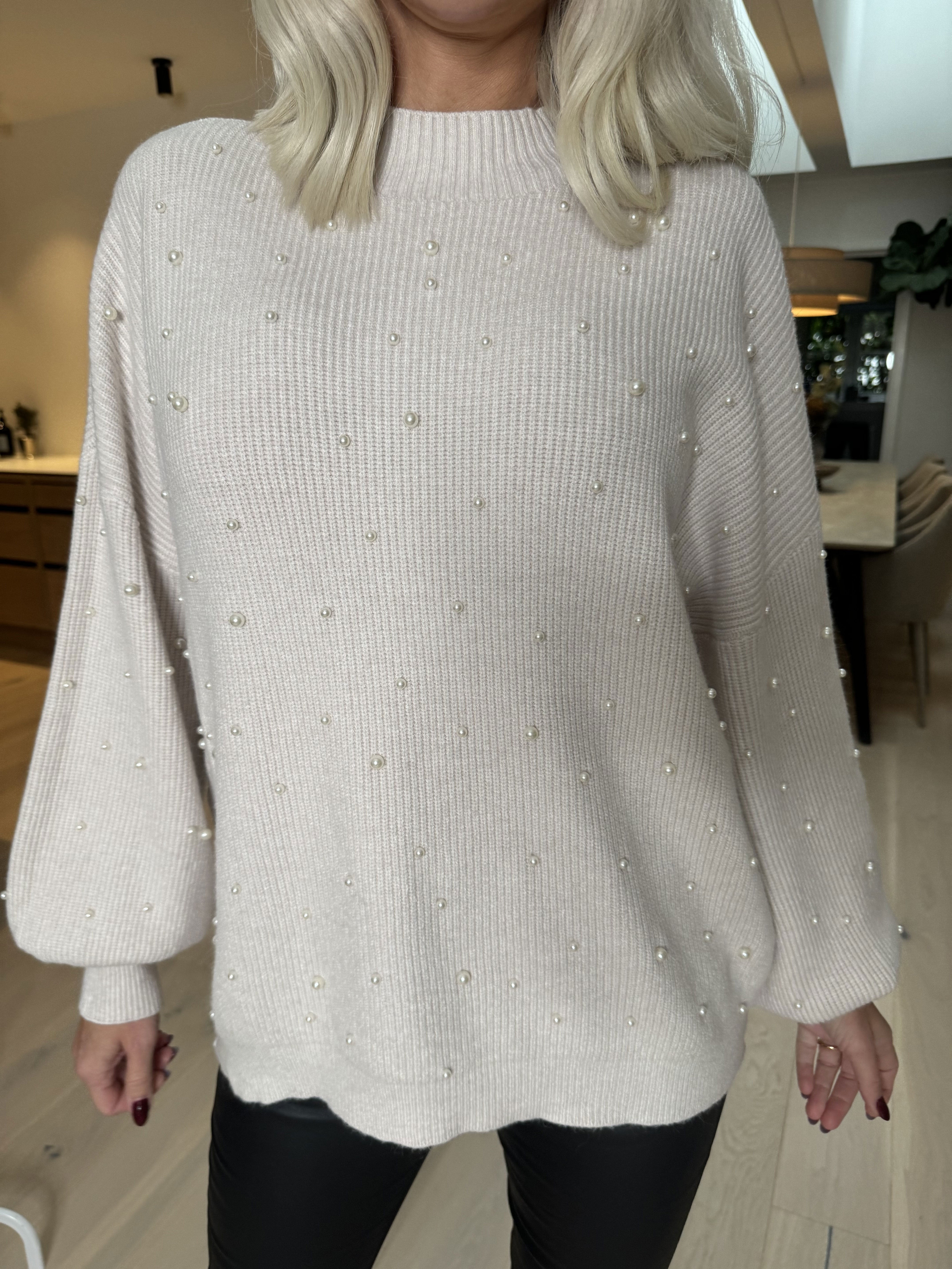 Diara - Strikbluse med ballonærmer og hvide perler