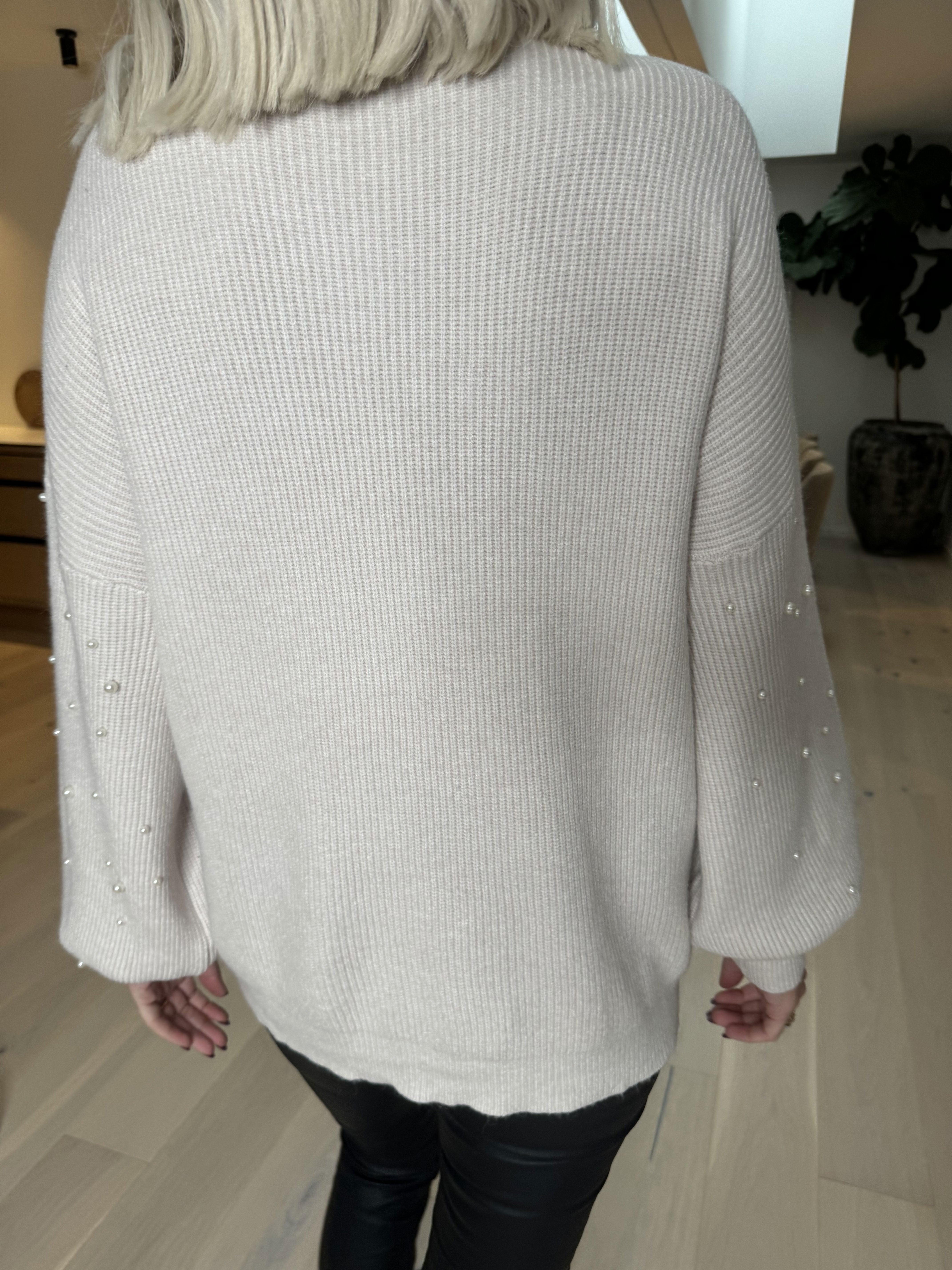 Diara - Strikbluse med ballonærmer og hvide perler