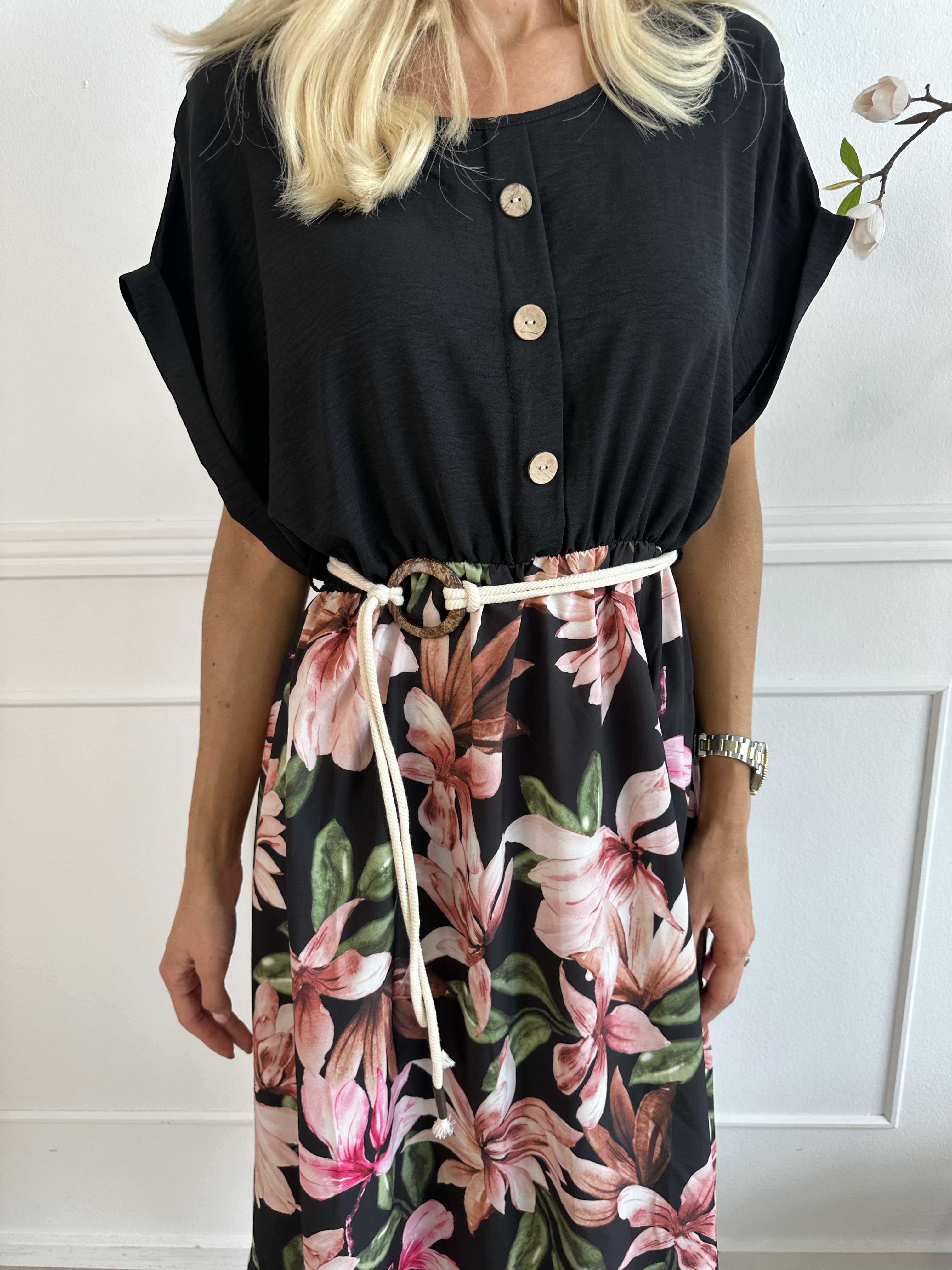 Dina - Fin kjole med elastik i taljen og pynteknapper