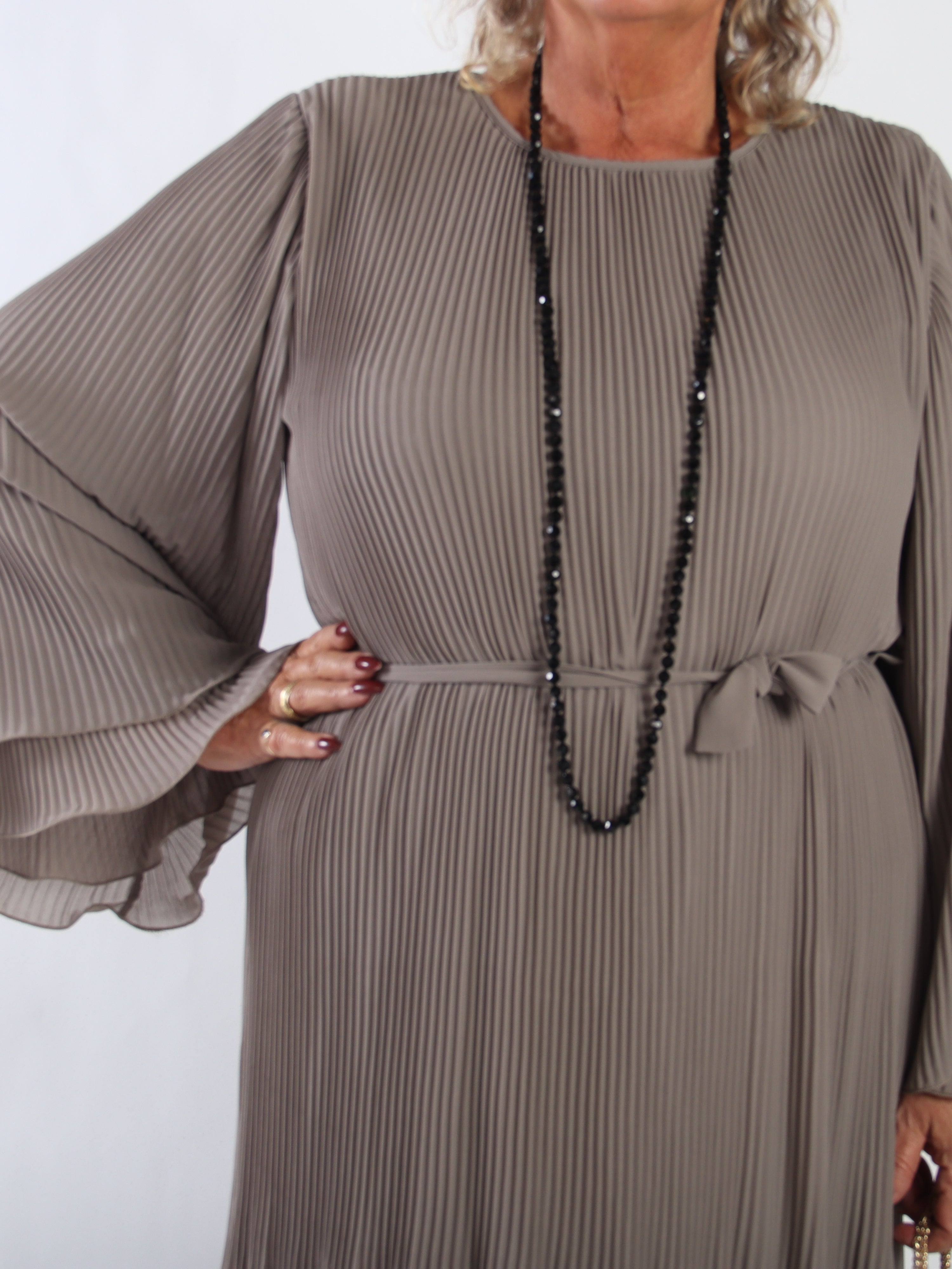 Elegance – Lang plisseret plus size chiffonkjole med smukke flæseærmer