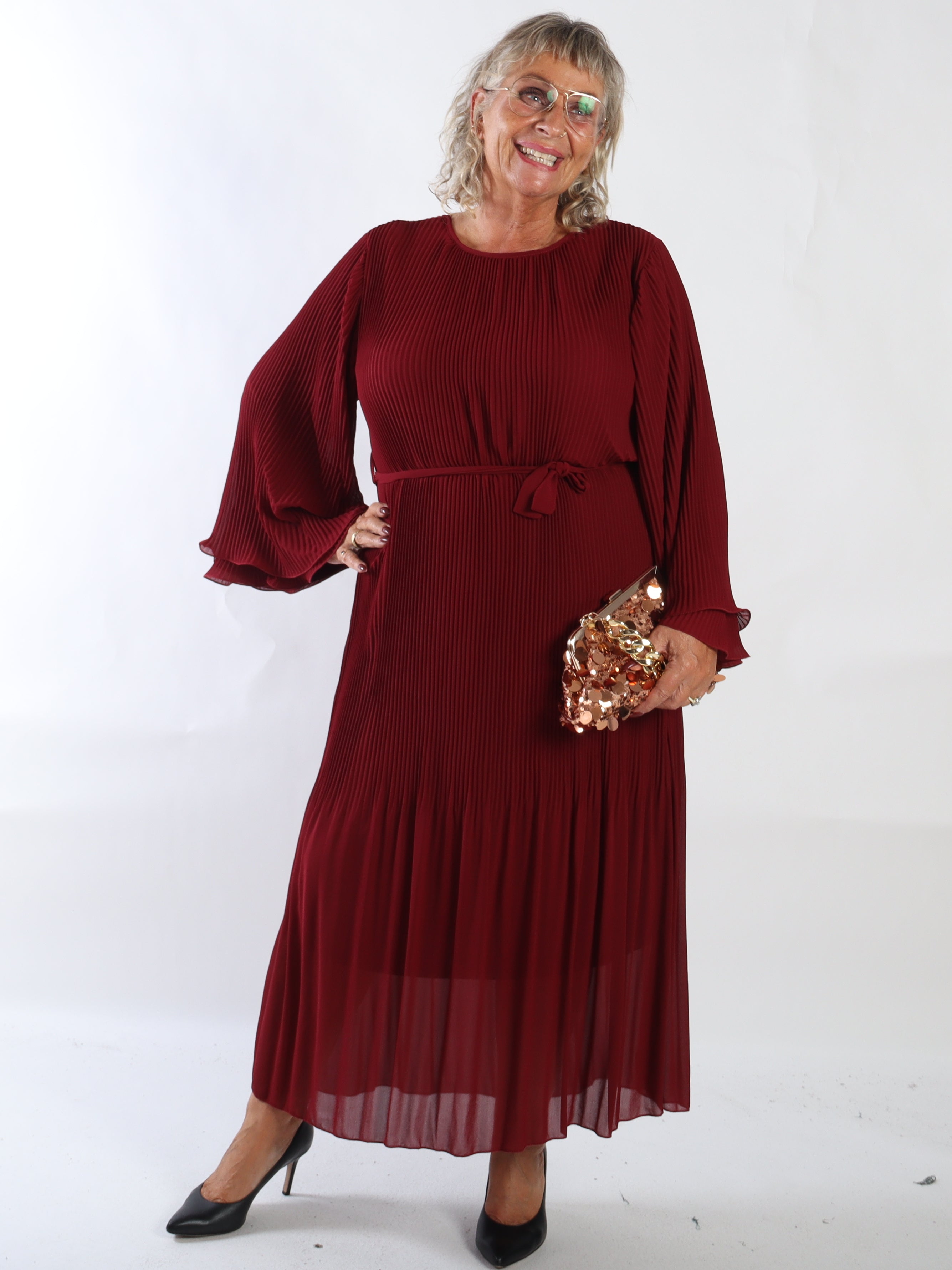 Elegance – Lang plisseret plus size chiffonkjole med smukke flæseærmer