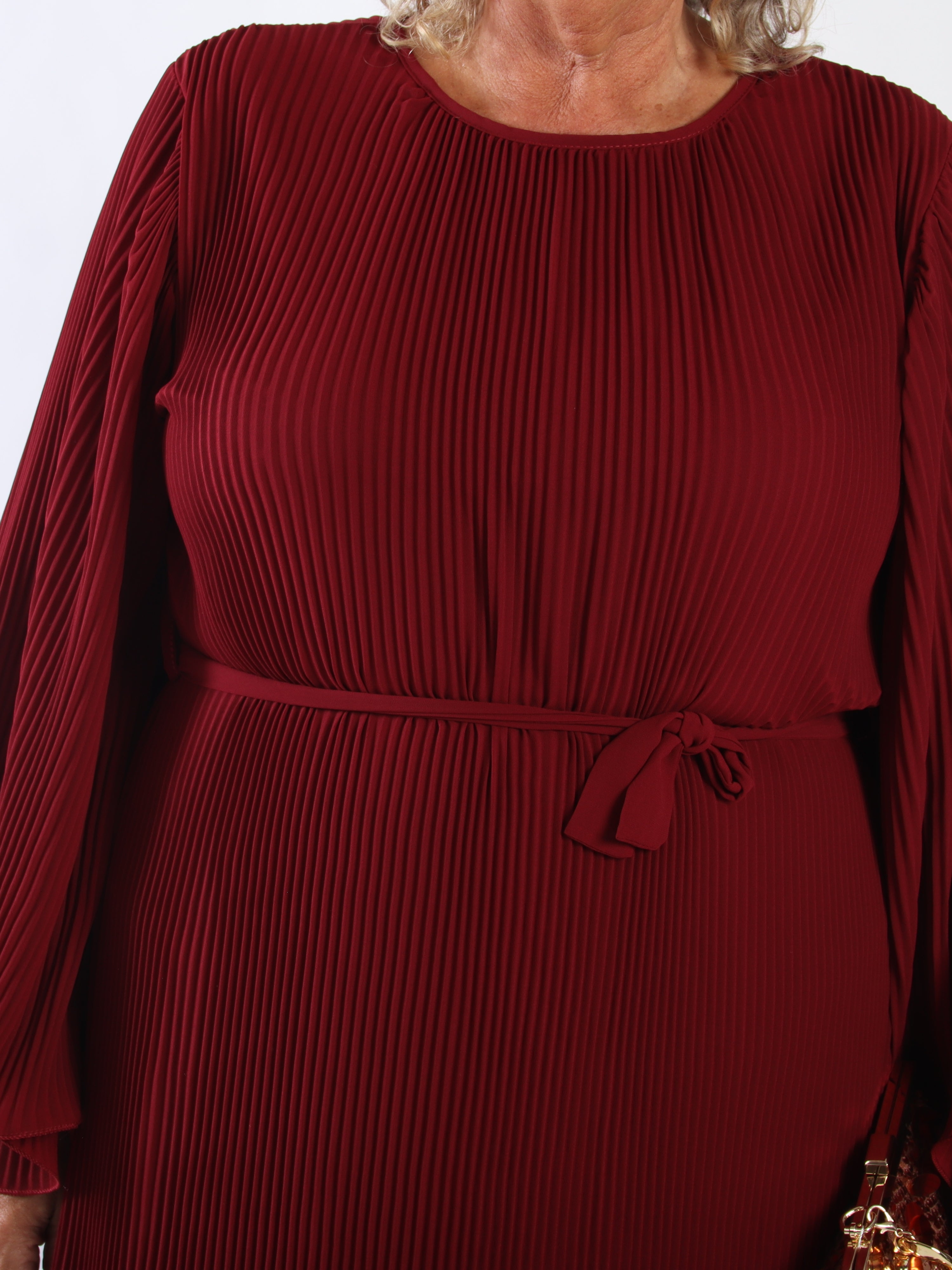 Elegance – Lang plisseret plus size chiffonkjole med smukke flæseærmer