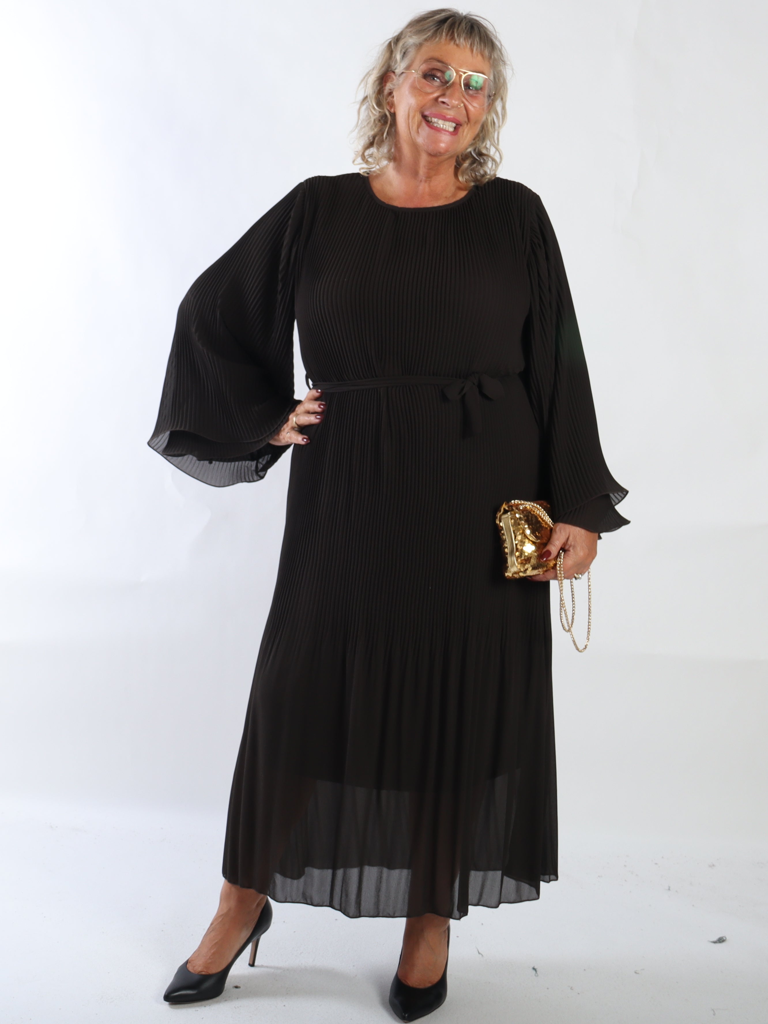 Elegance – Lang plisseret plus size chiffonkjole med smukke flæseærmer