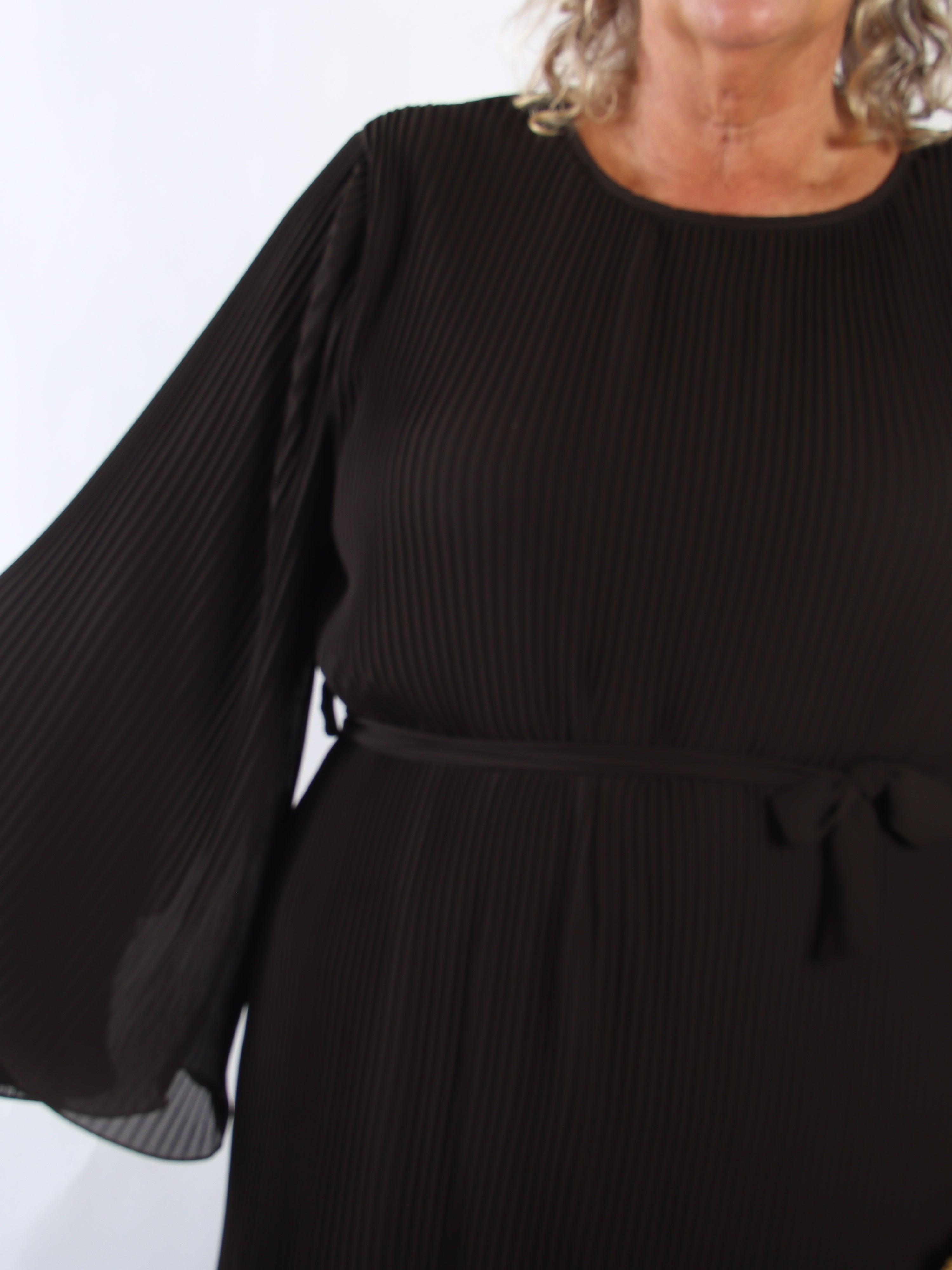 Elegance – Lang plisseret plus size chiffonkjole med smukke flæseærmer