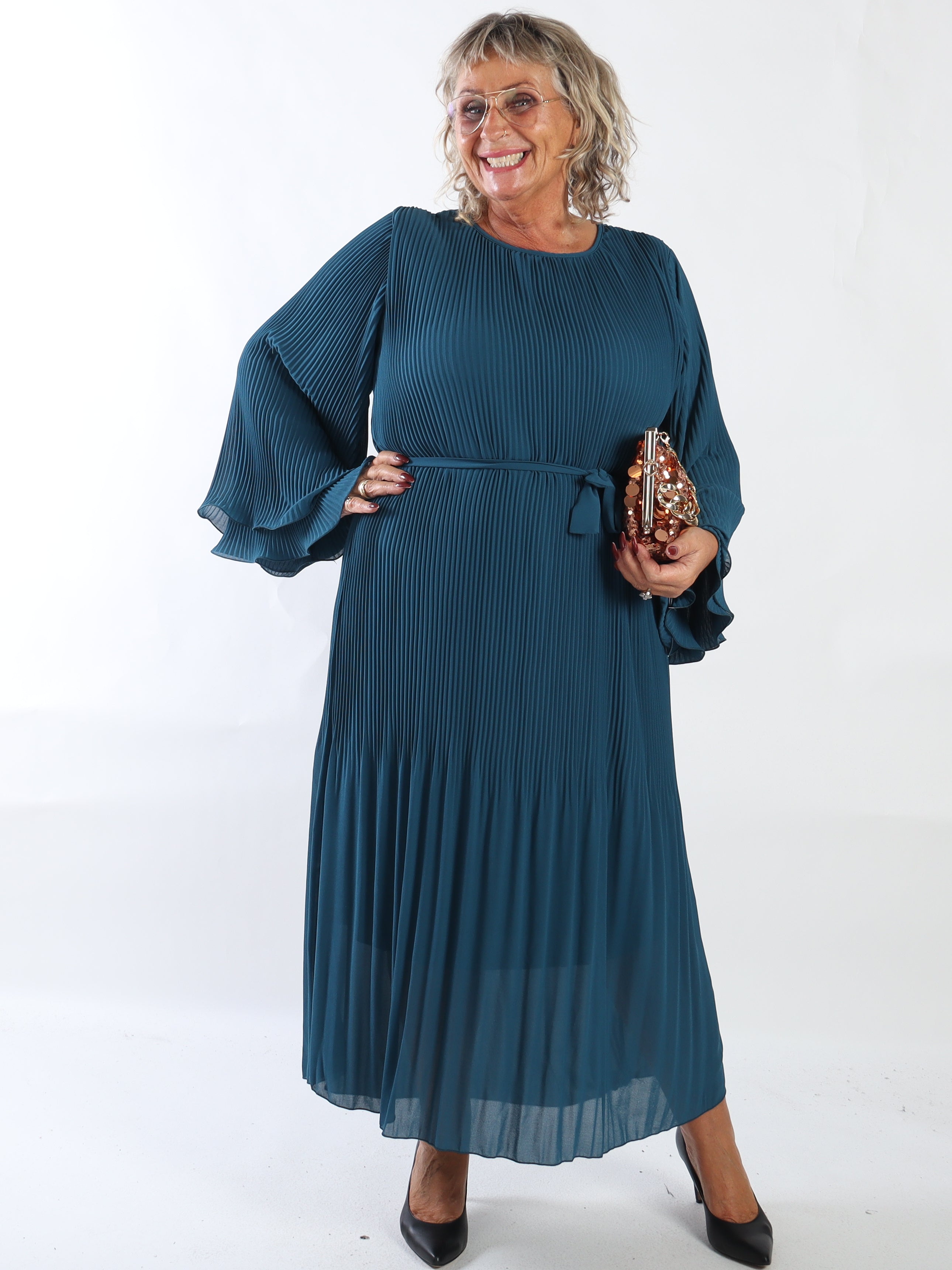 Elegance – Lang plisseret plus size chiffonkjole med smukke flæseærmer