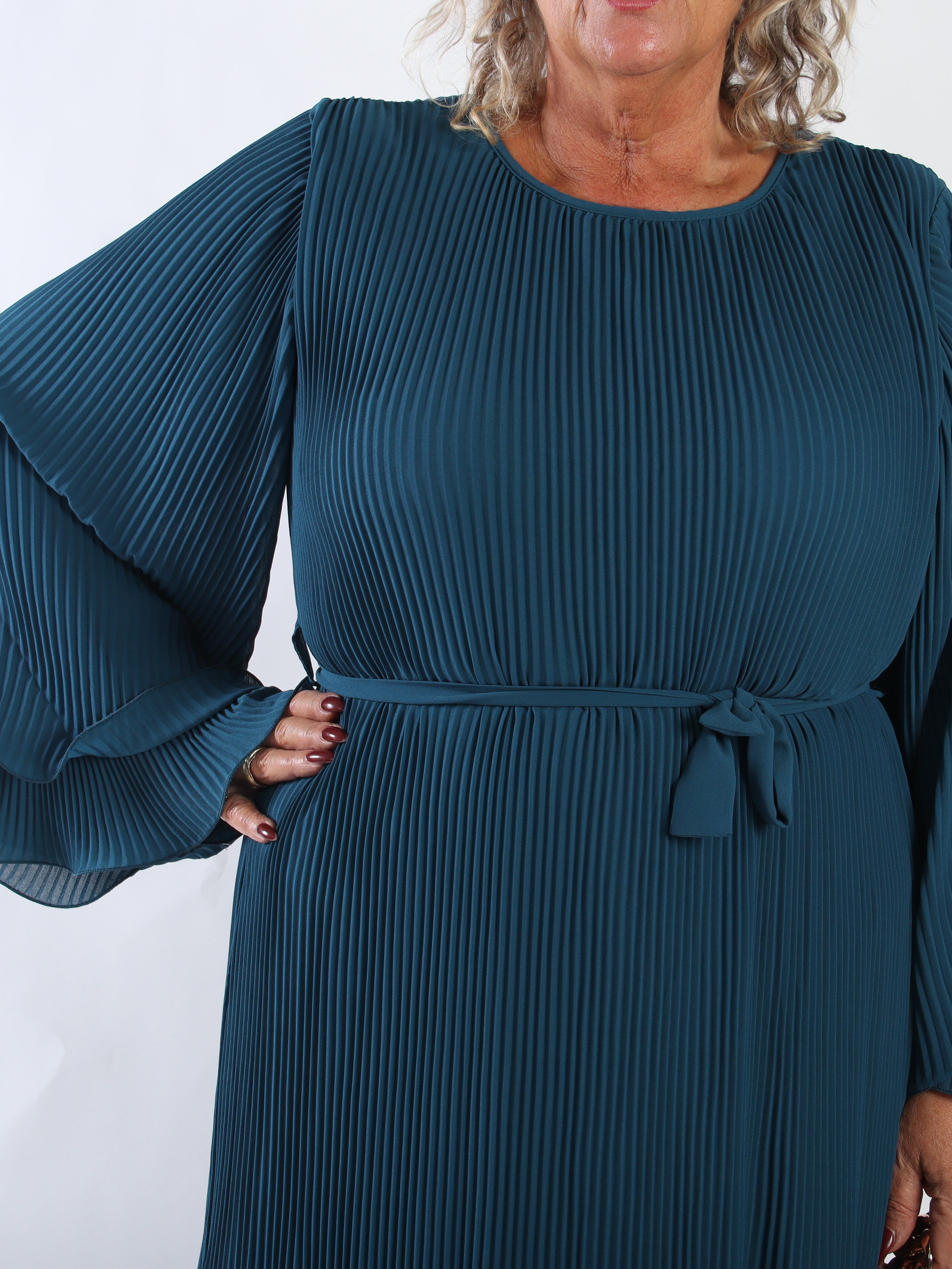 Elegance – Lang plisseret plus size chiffonkjole med smukke flæseærmer
