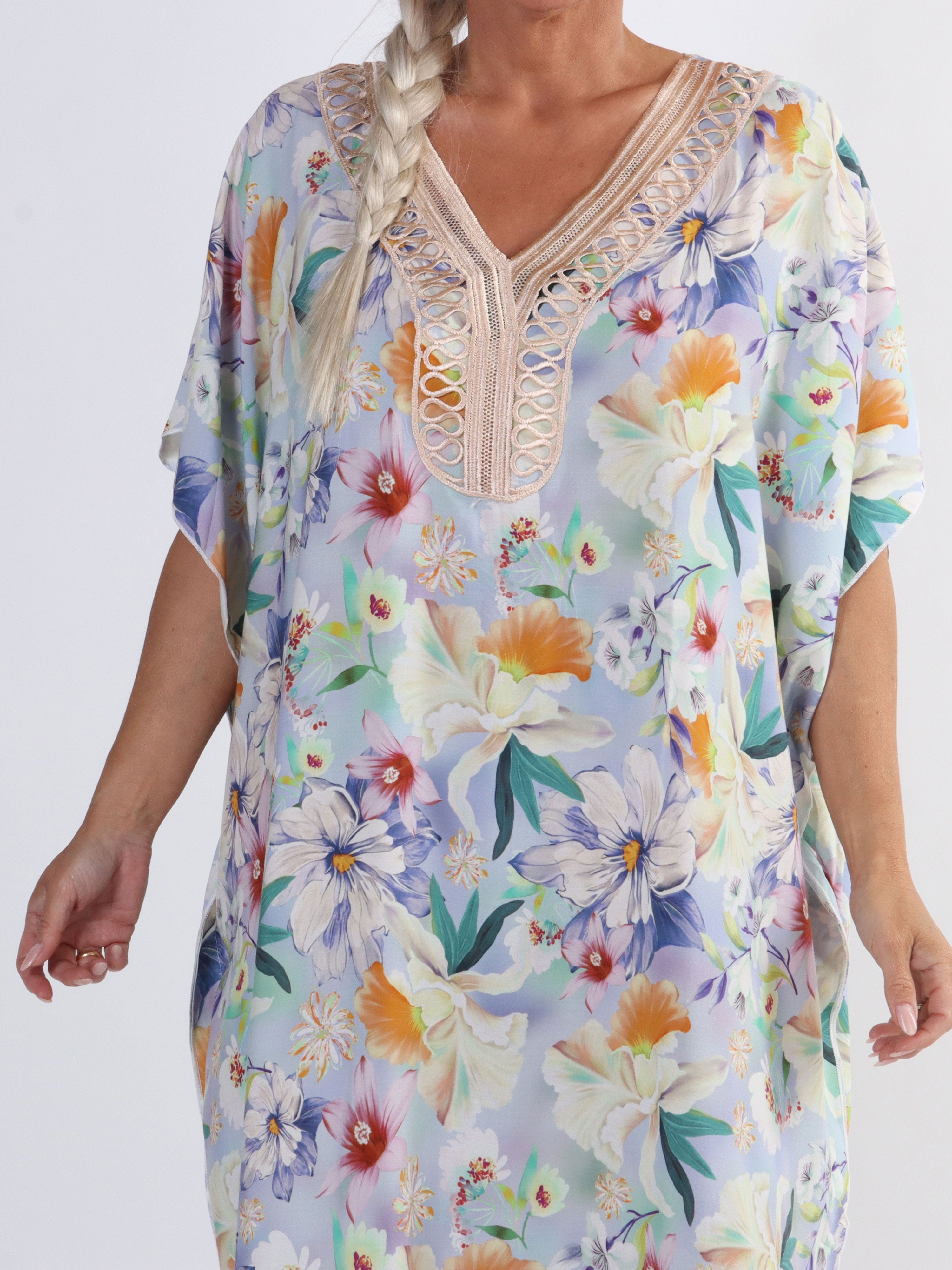 Emily - Sød lang plus size tunikakjole med fint blomsterprint