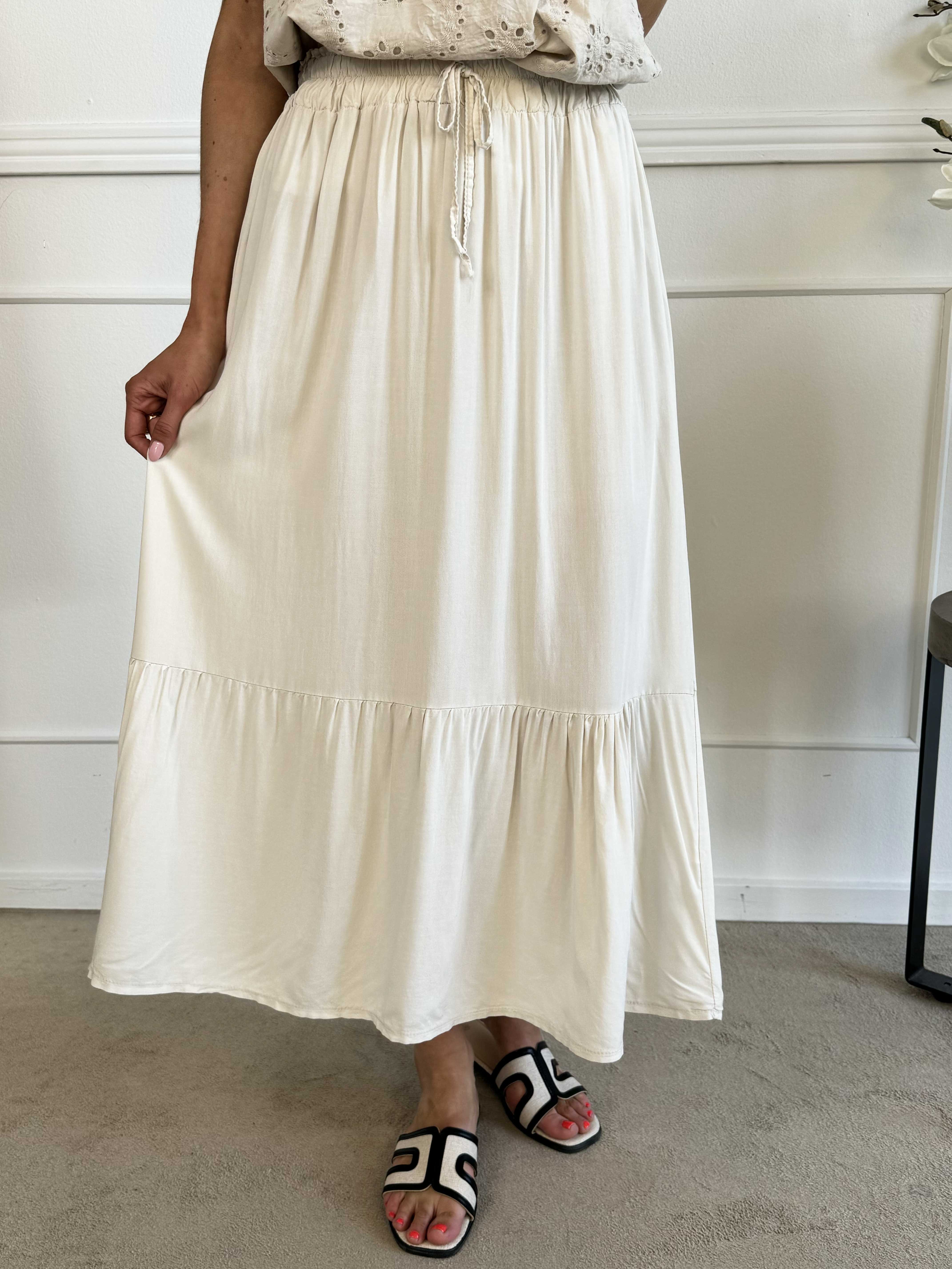 Florida - Sød nederdel i viskose med flæsekant forneden