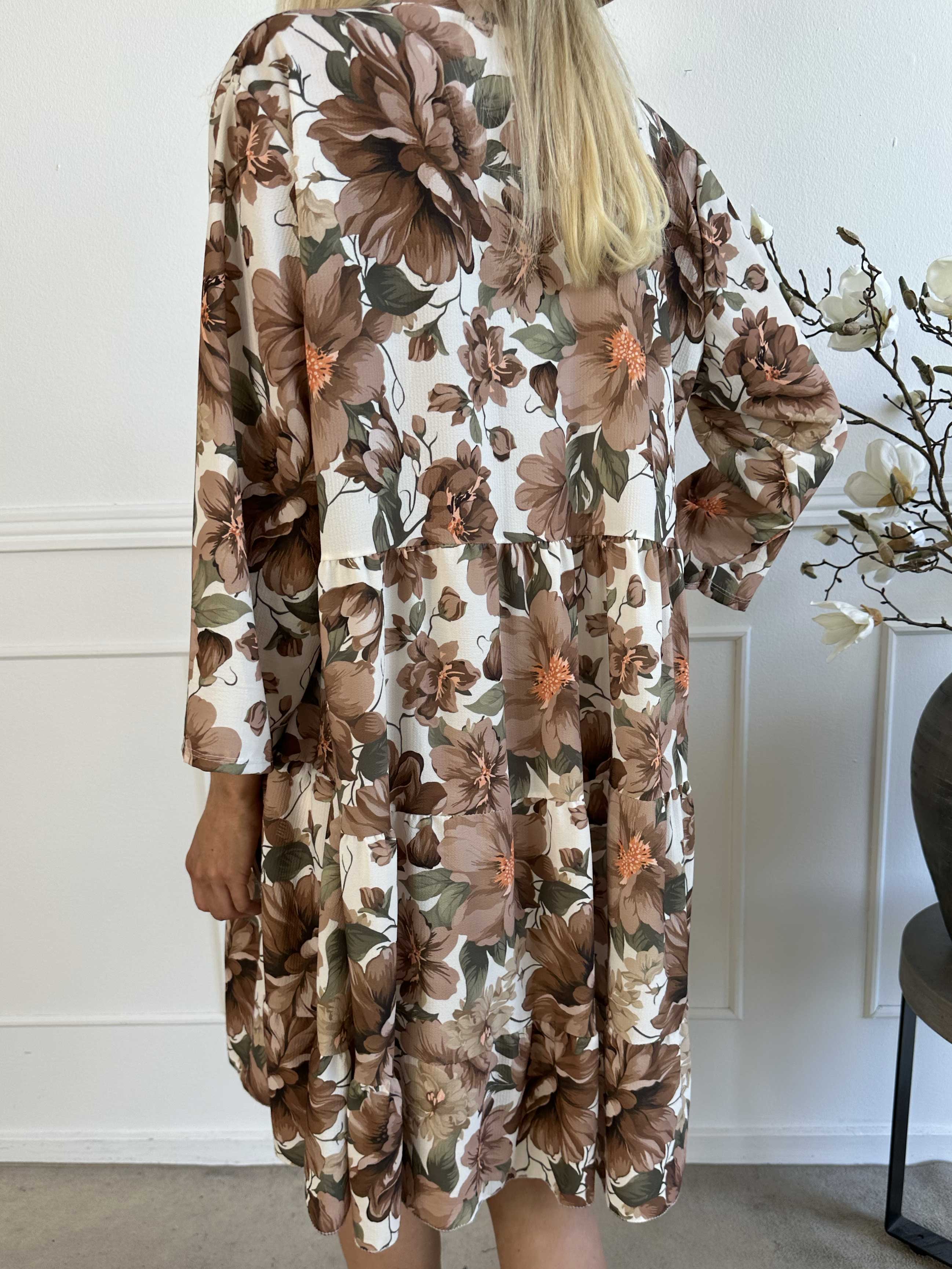 Flower Dress - Sød blomstret kjole med lag på lag look