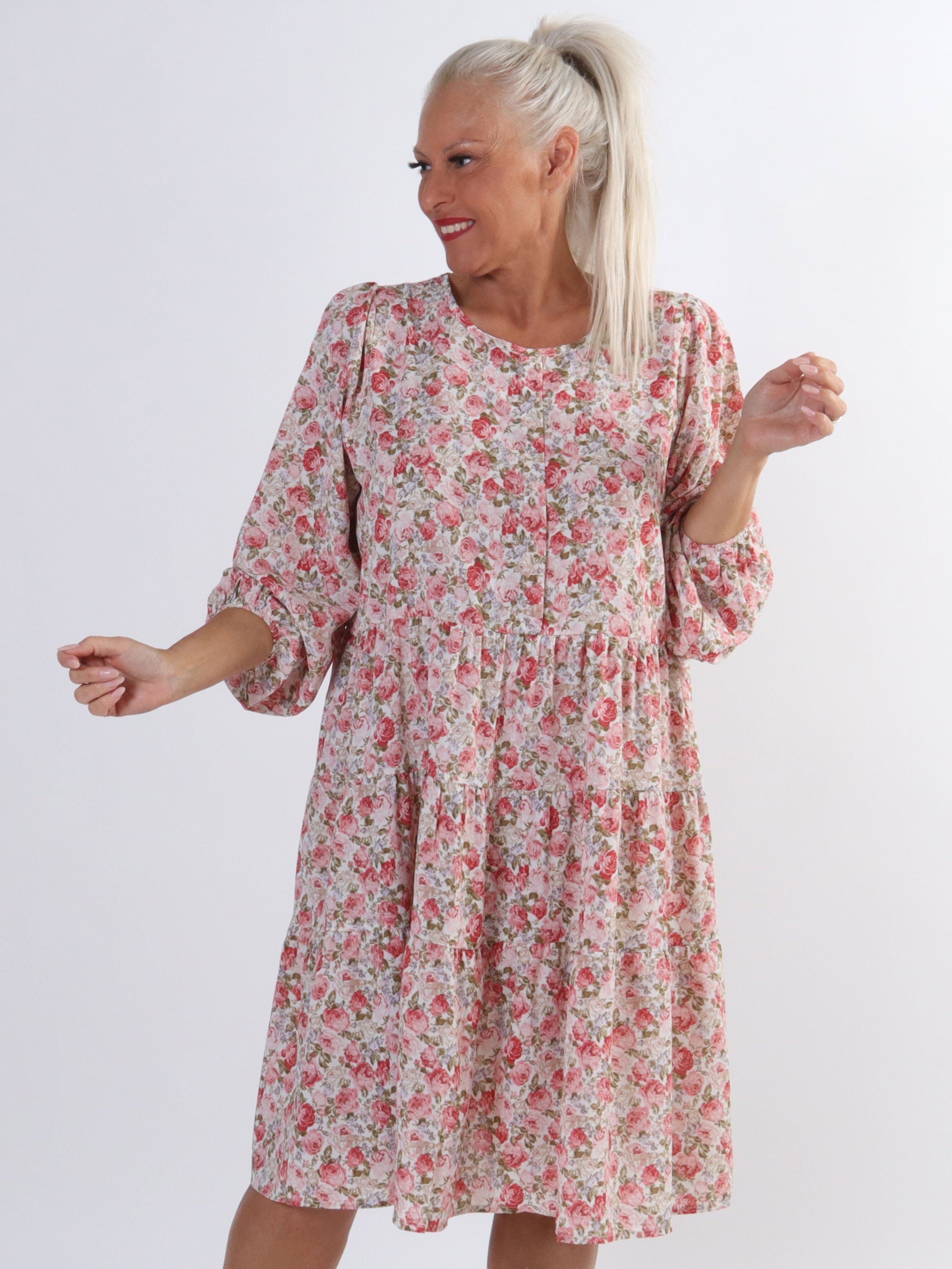 Hannah - Sød blomstret kjole med lag på lag look