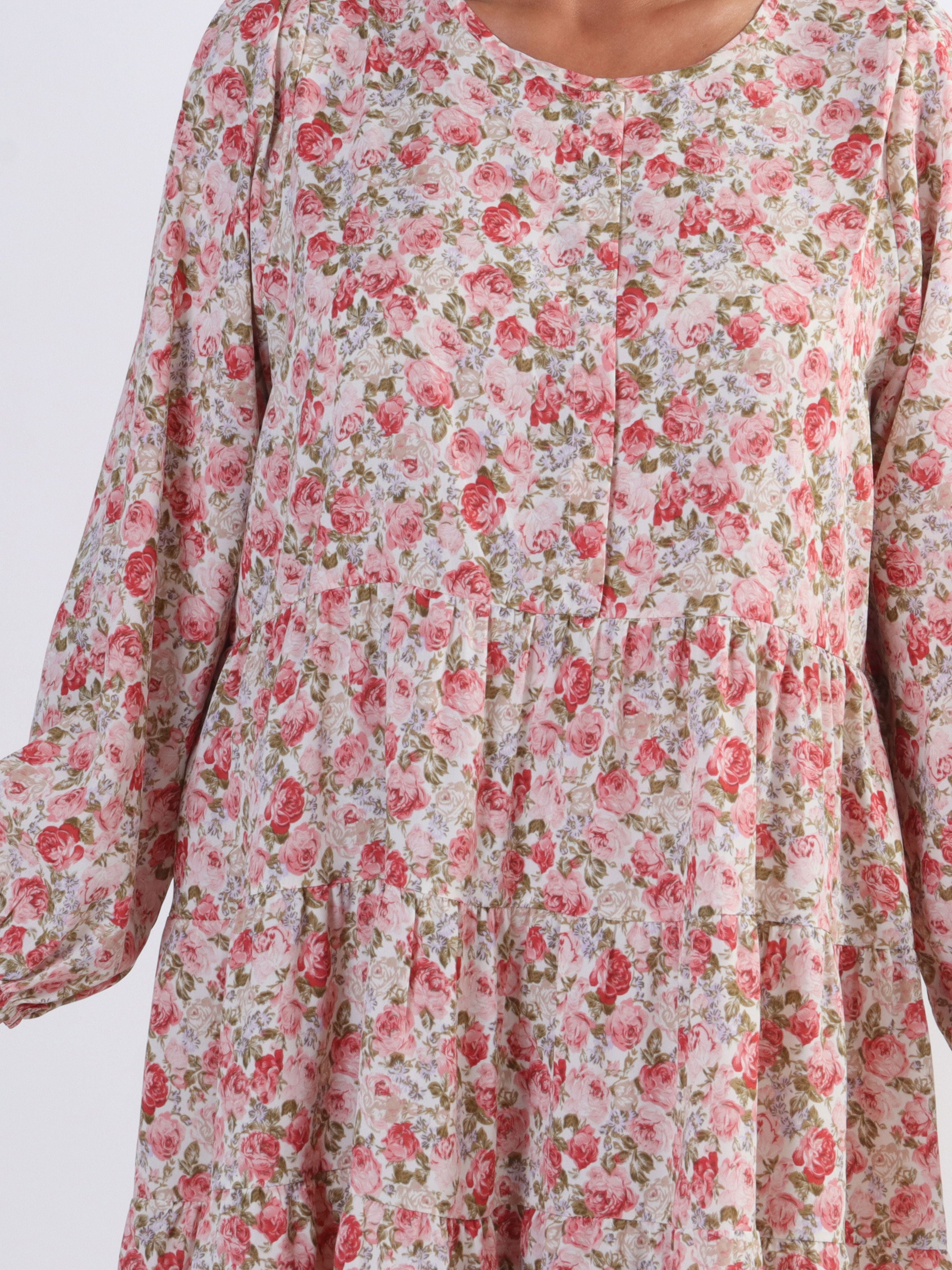 Hannah - Sød blomstret kjole med lag på lag look