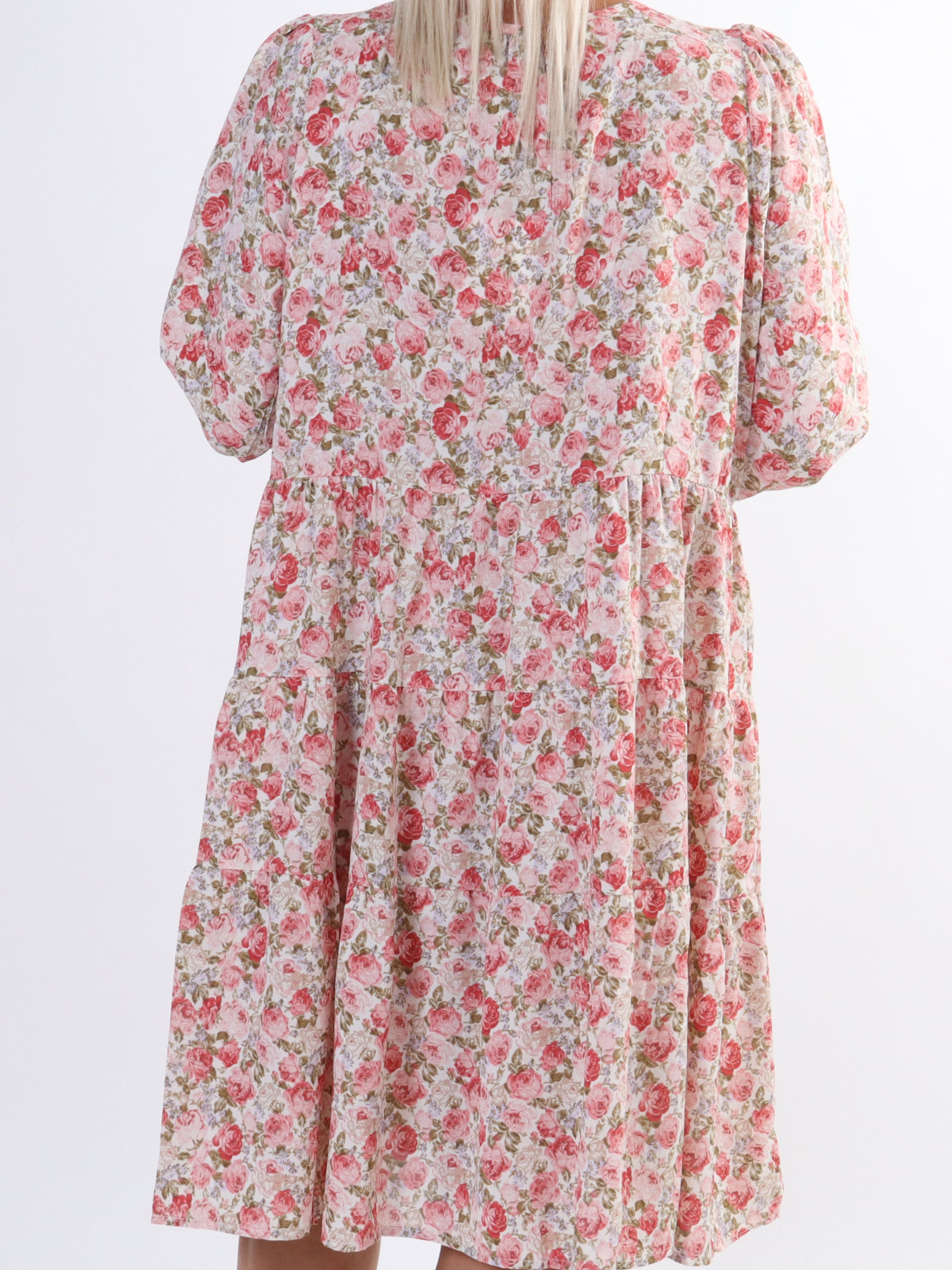 Hannah - Sød blomstret kjole med lag på lag look