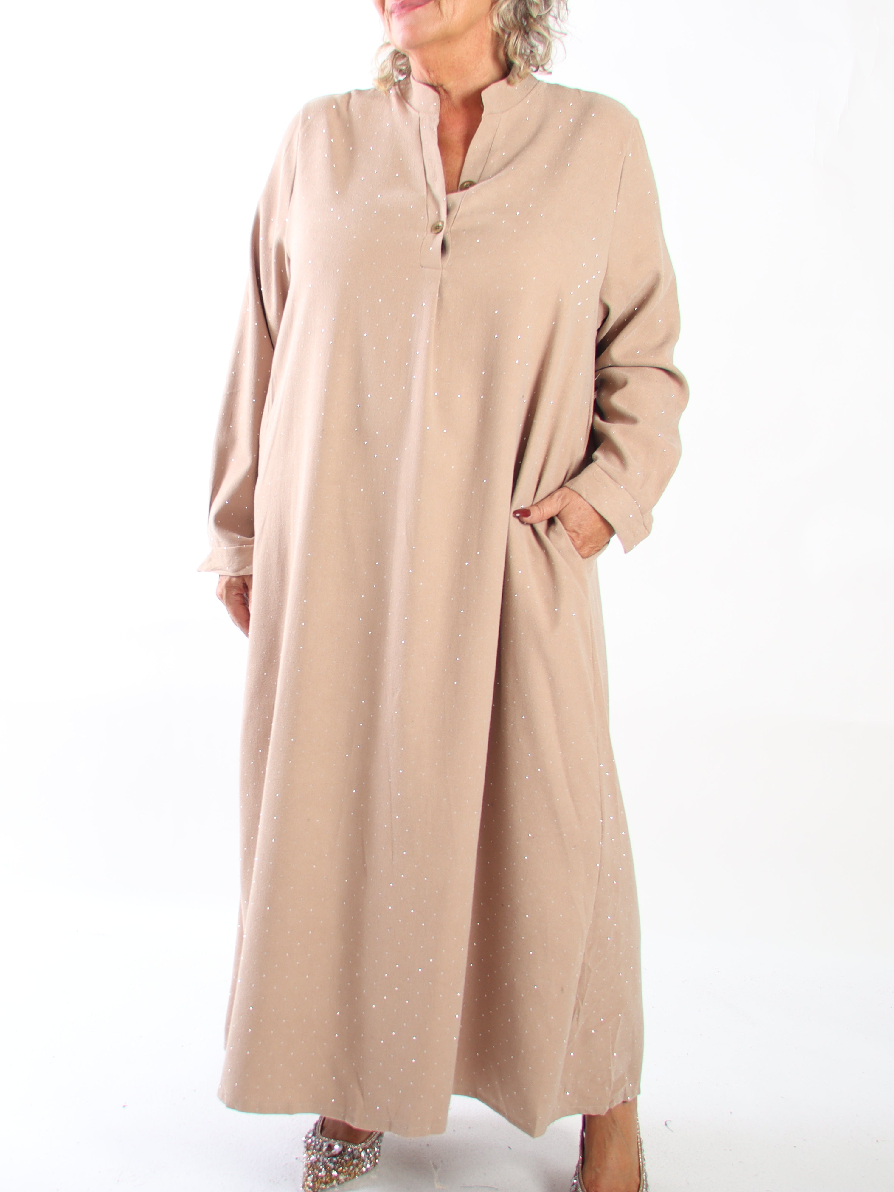 Margaux - Lang og elegant plus size kjole i blødt babyfløjl med fine, glitrende similisten