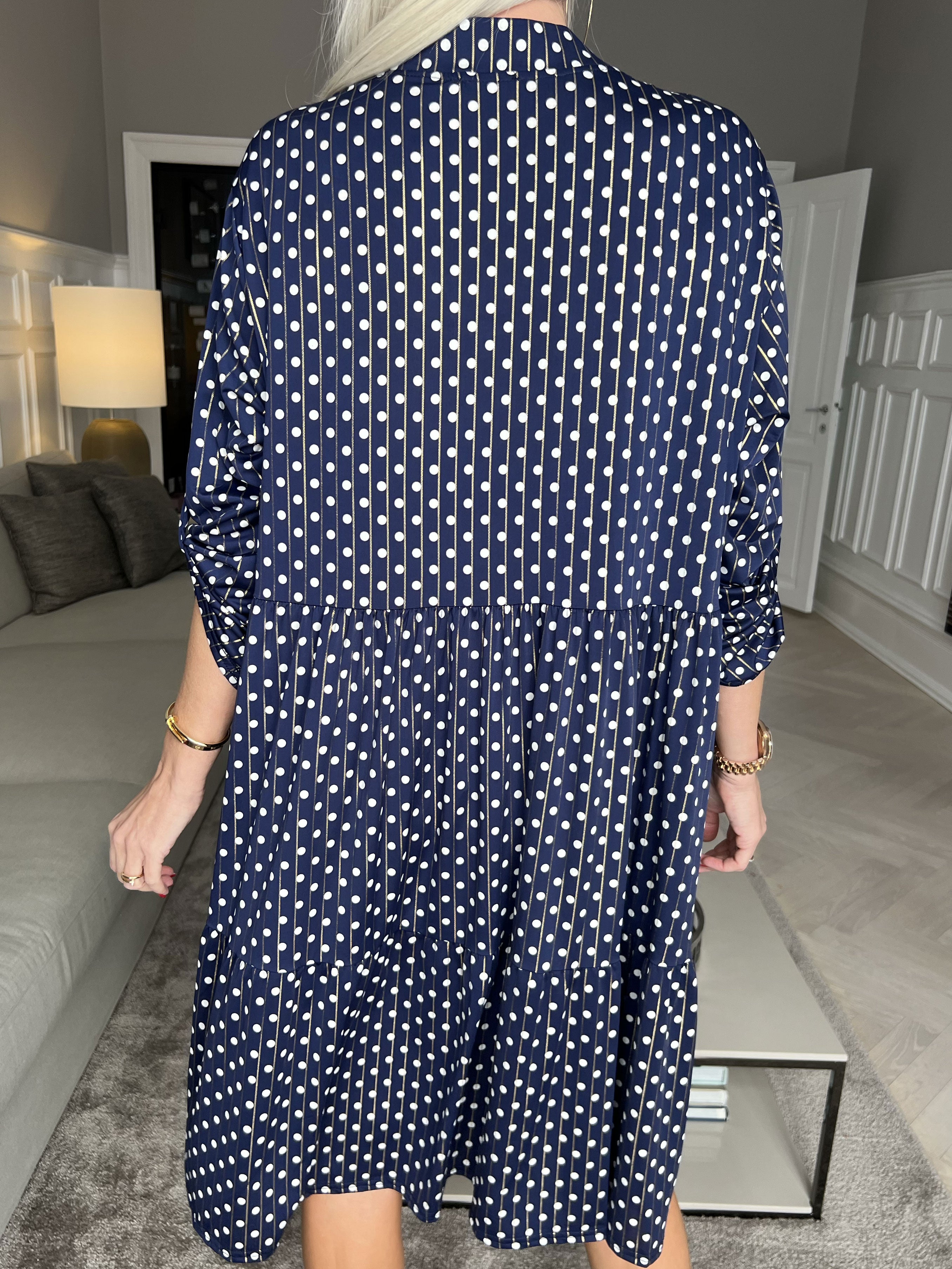 Milano Dot Midi - Kjole med prikker og lag på lag look