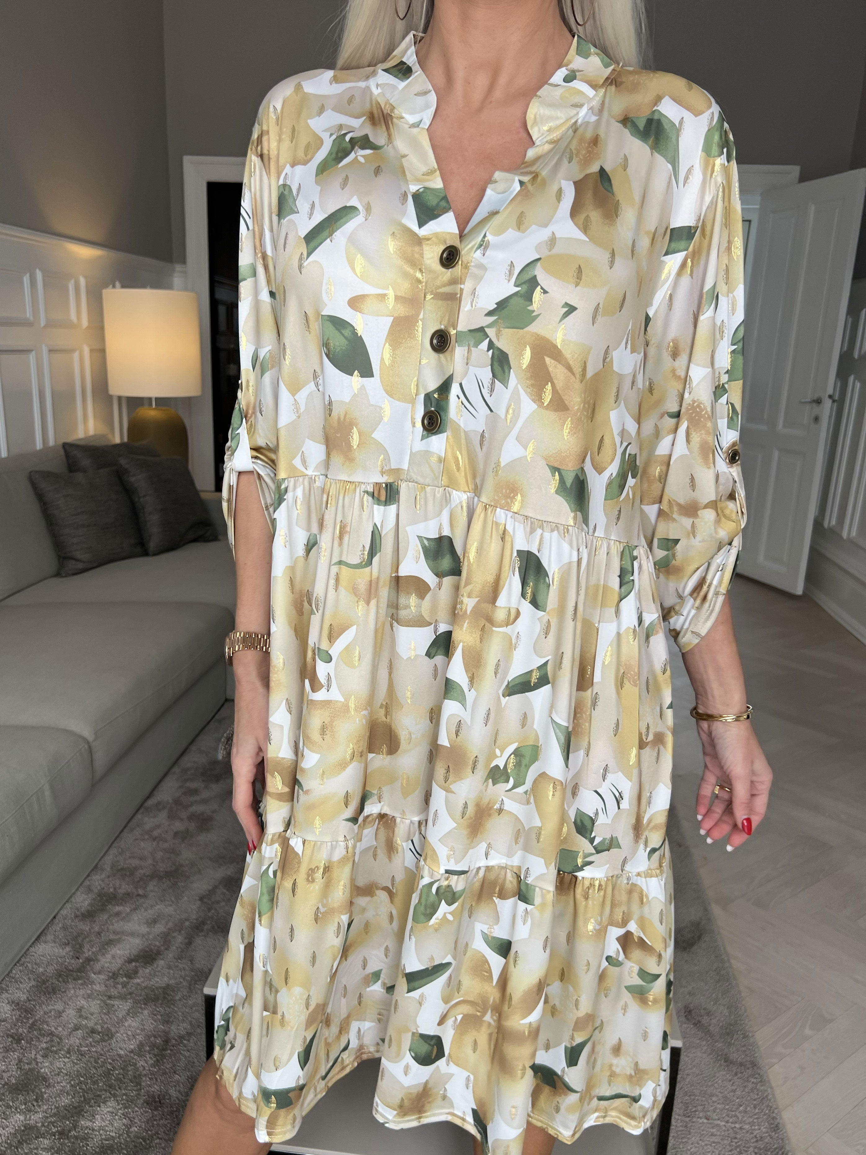 Milano Flower Midi - Kjole med blomsterprint og lag på lag look