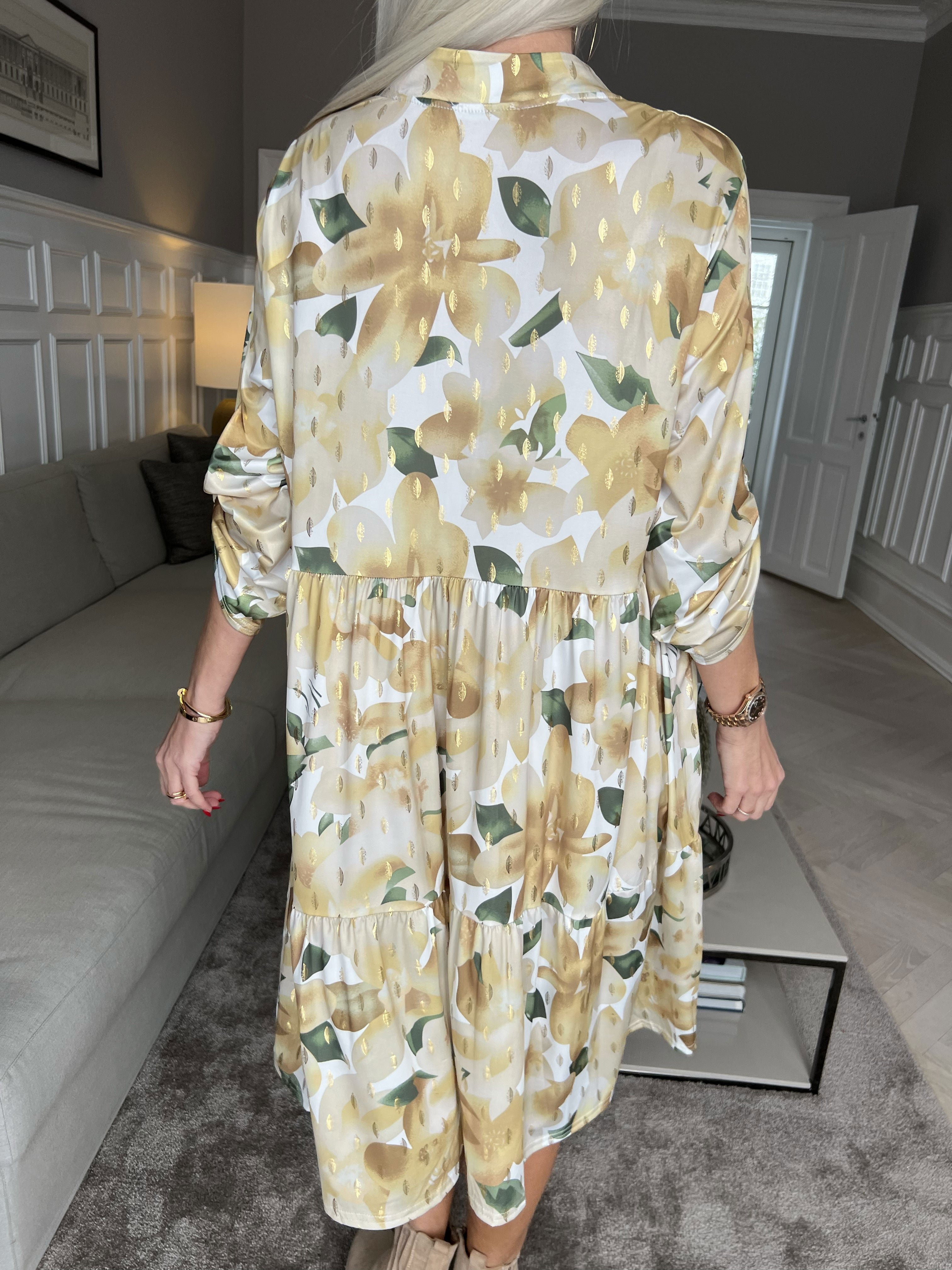 Milano Flower Midi - Kjole med blomsterprint og lag på lag look