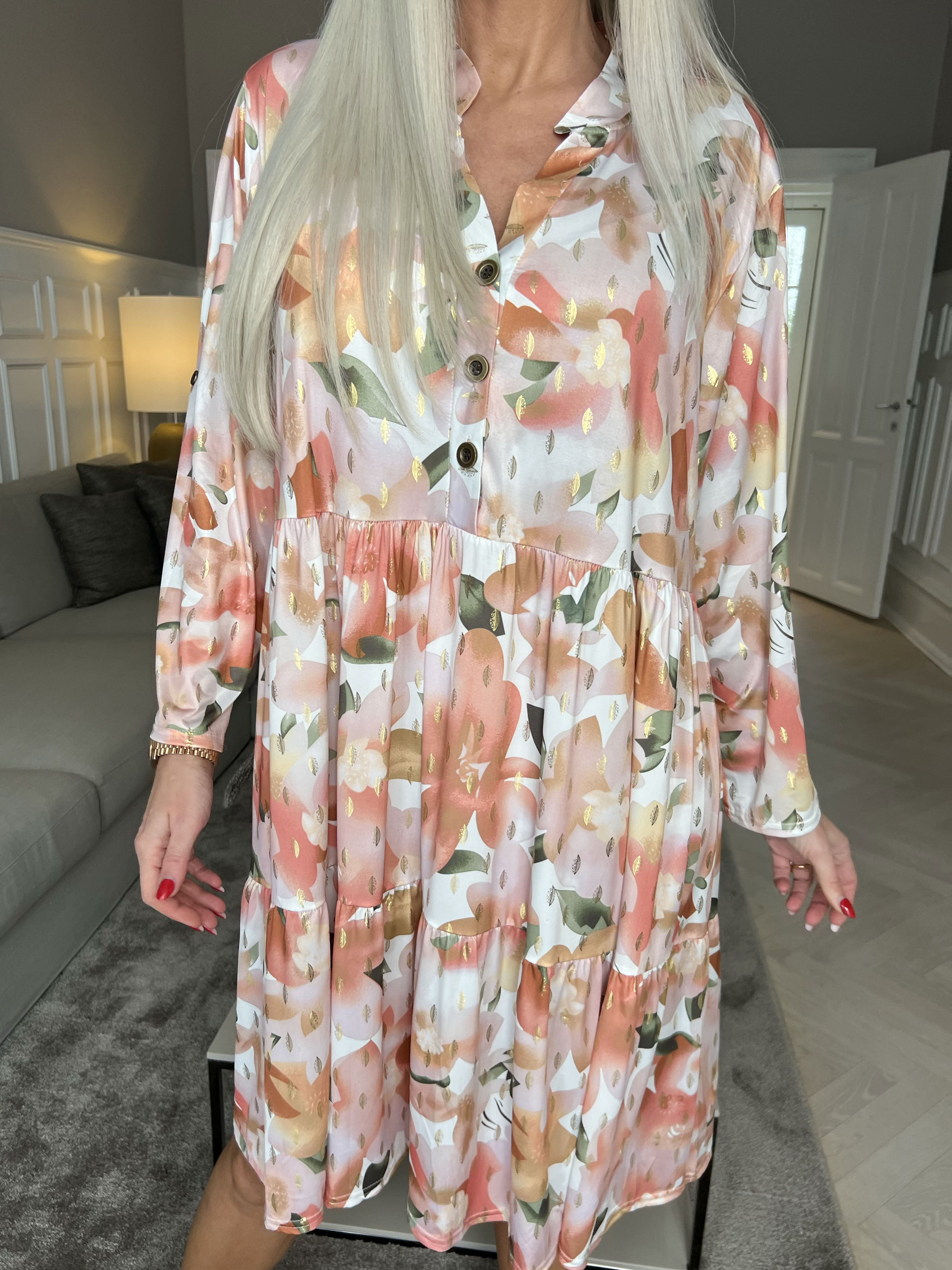 Milano Flower Midi - Kjole med blomsterprint og lag på lag look