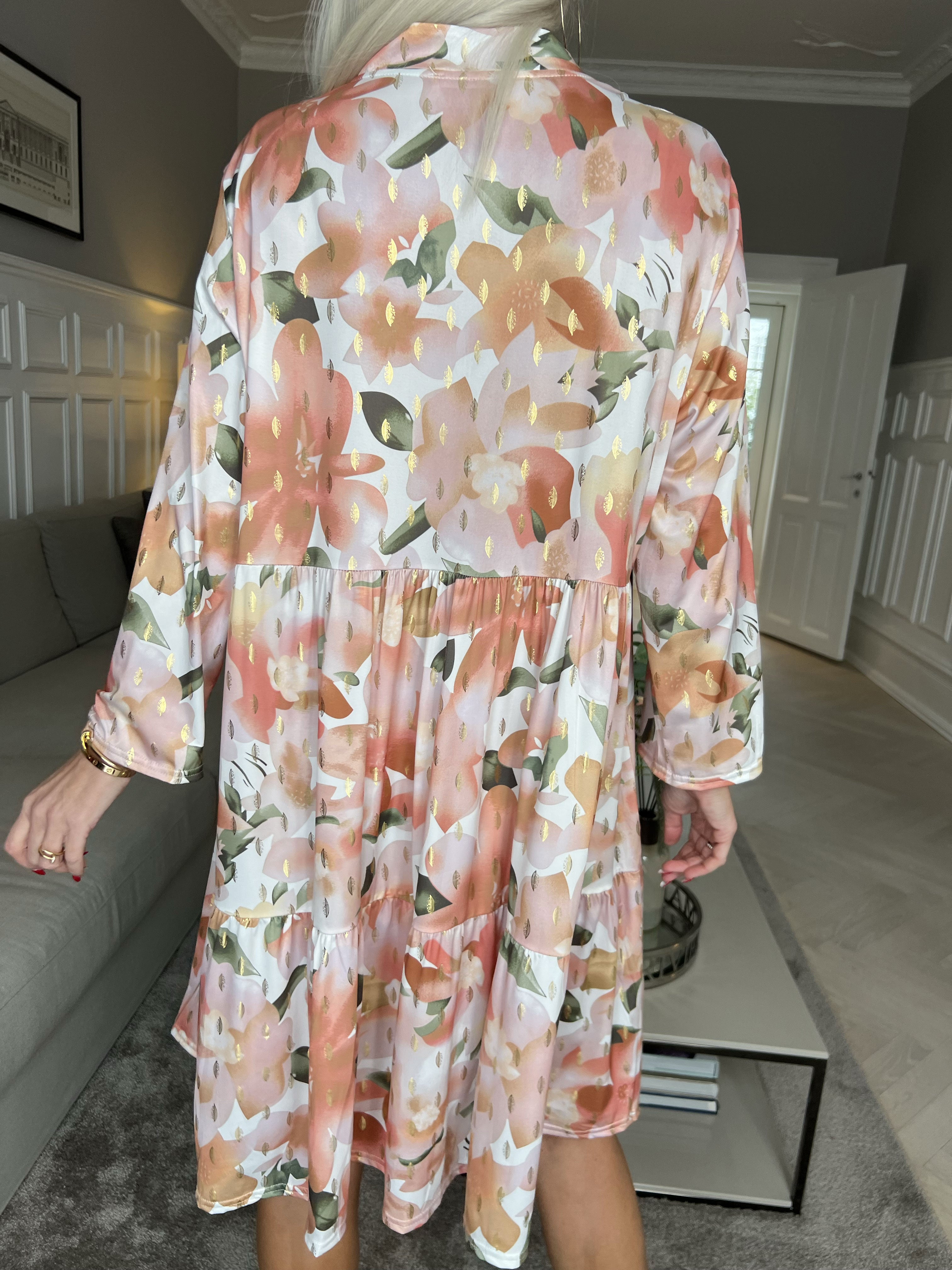 Milano Flower Midi - Kjole med blomsterprint og lag på lag look