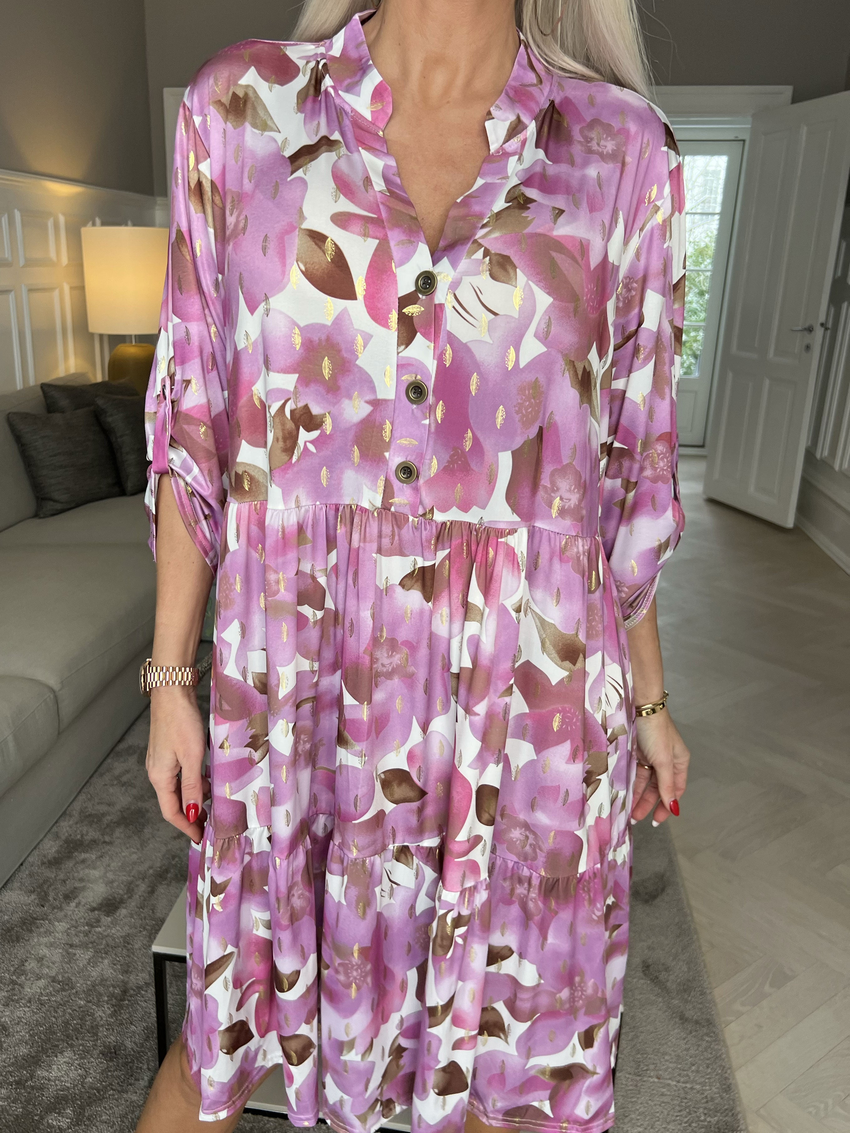 Milano Flower Midi - Kjole med blomsterprint og lag på lag look