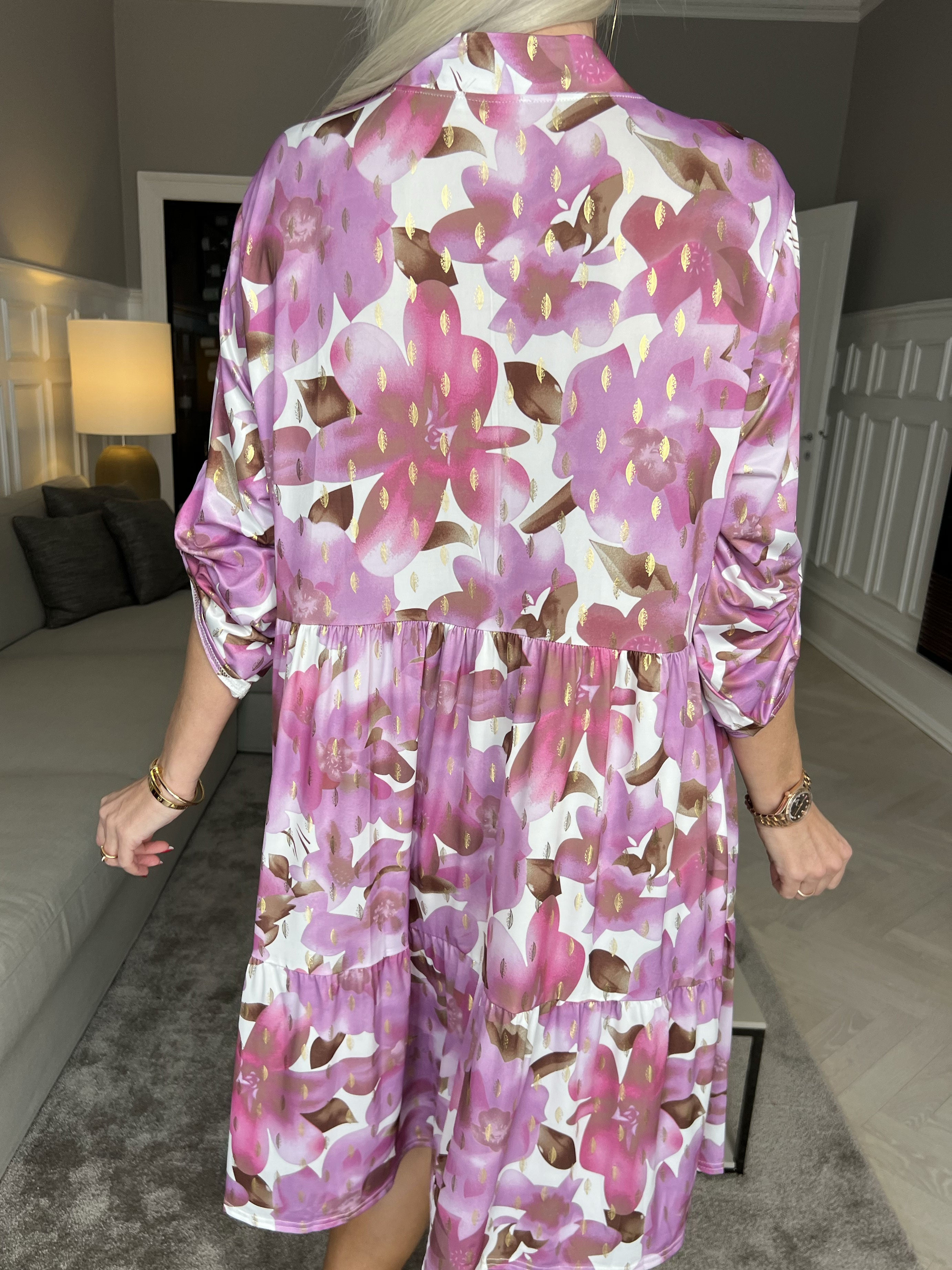 Milano Flower Midi - Kjole med blomsterprint og lag på lag look