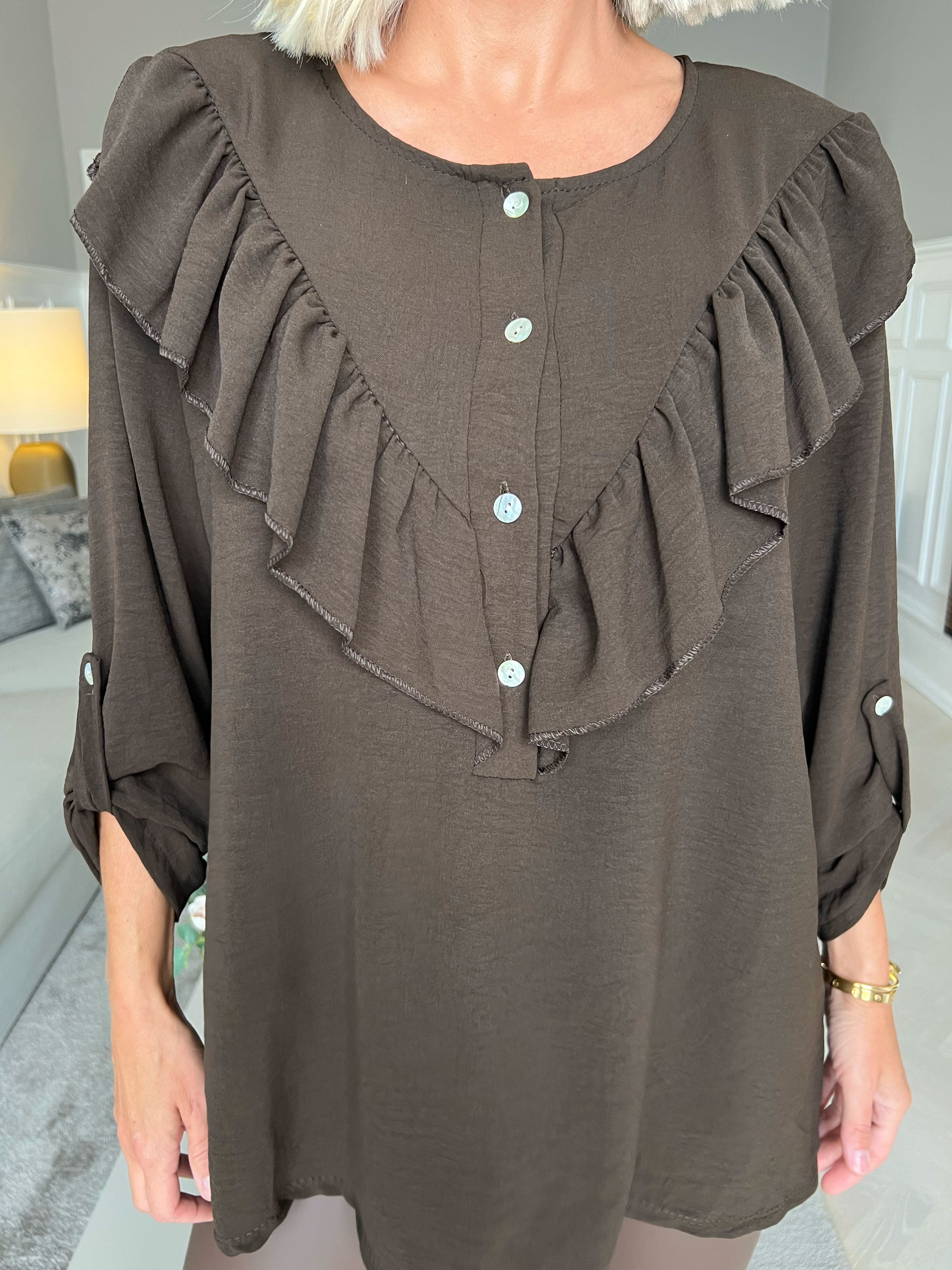 Nicola - Sød bluse med flæser og knapper