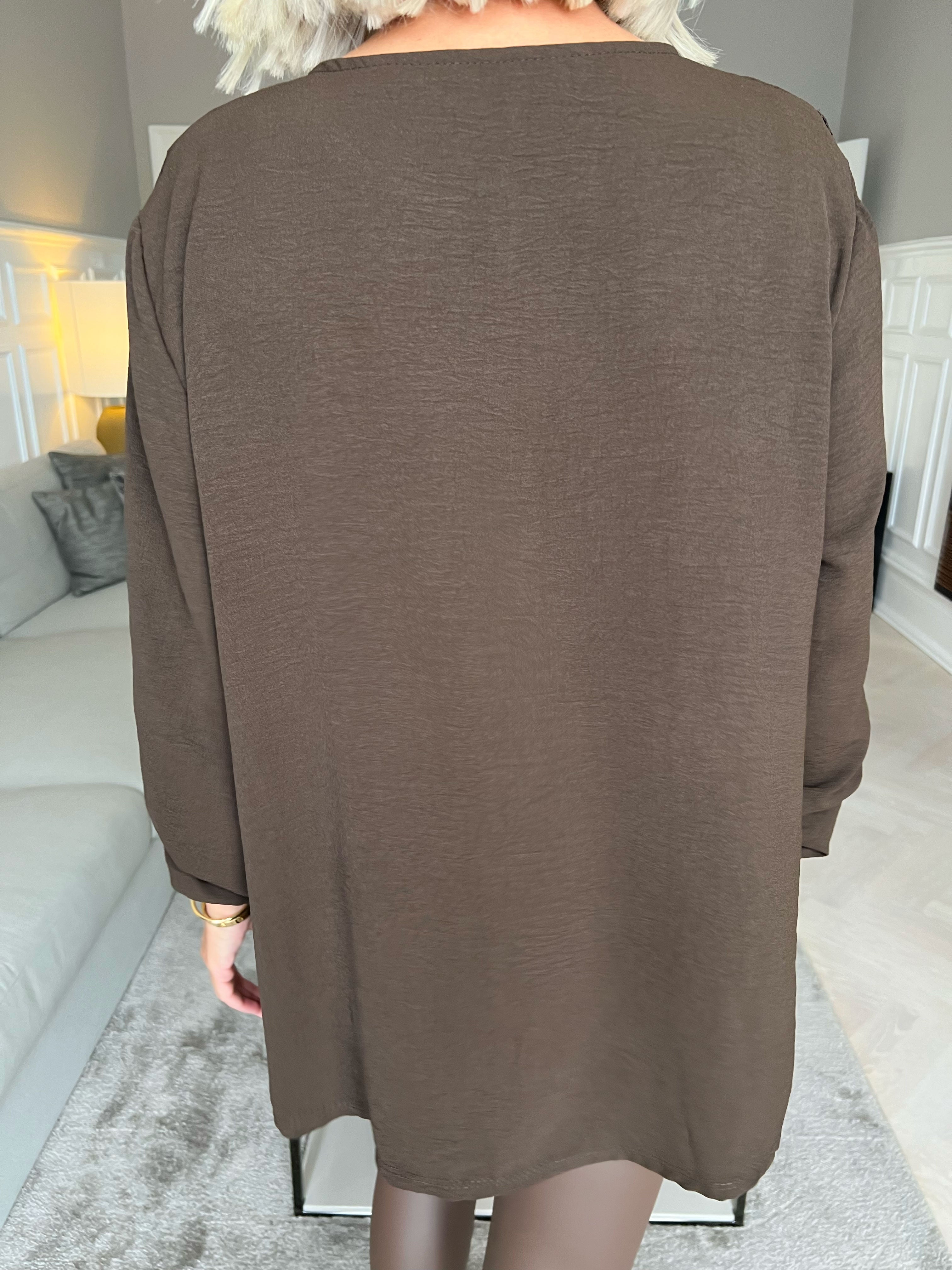 Nicola - Sød bluse med flæser og knapper