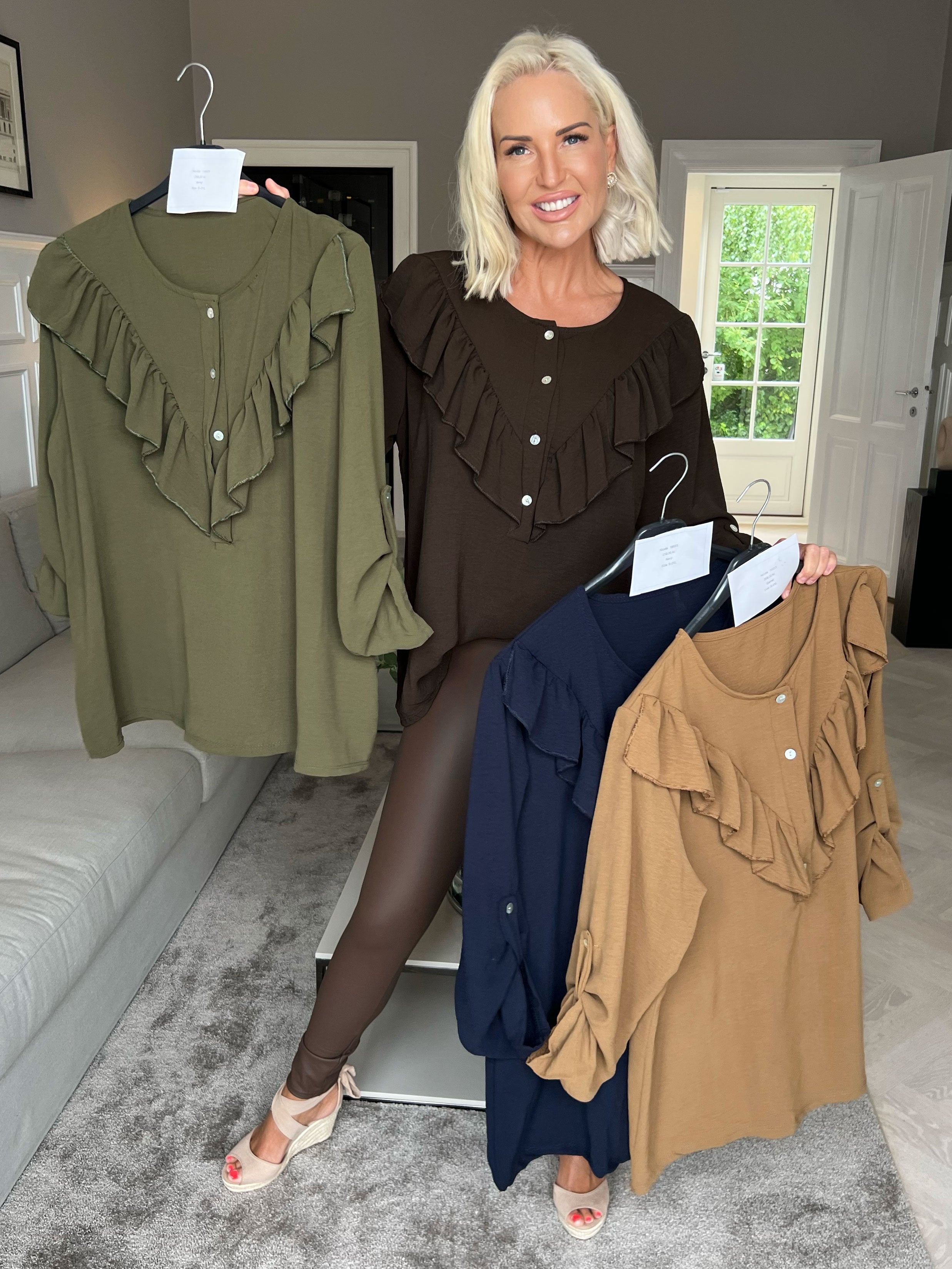 Nicola - Sød bluse med flæser og knapper