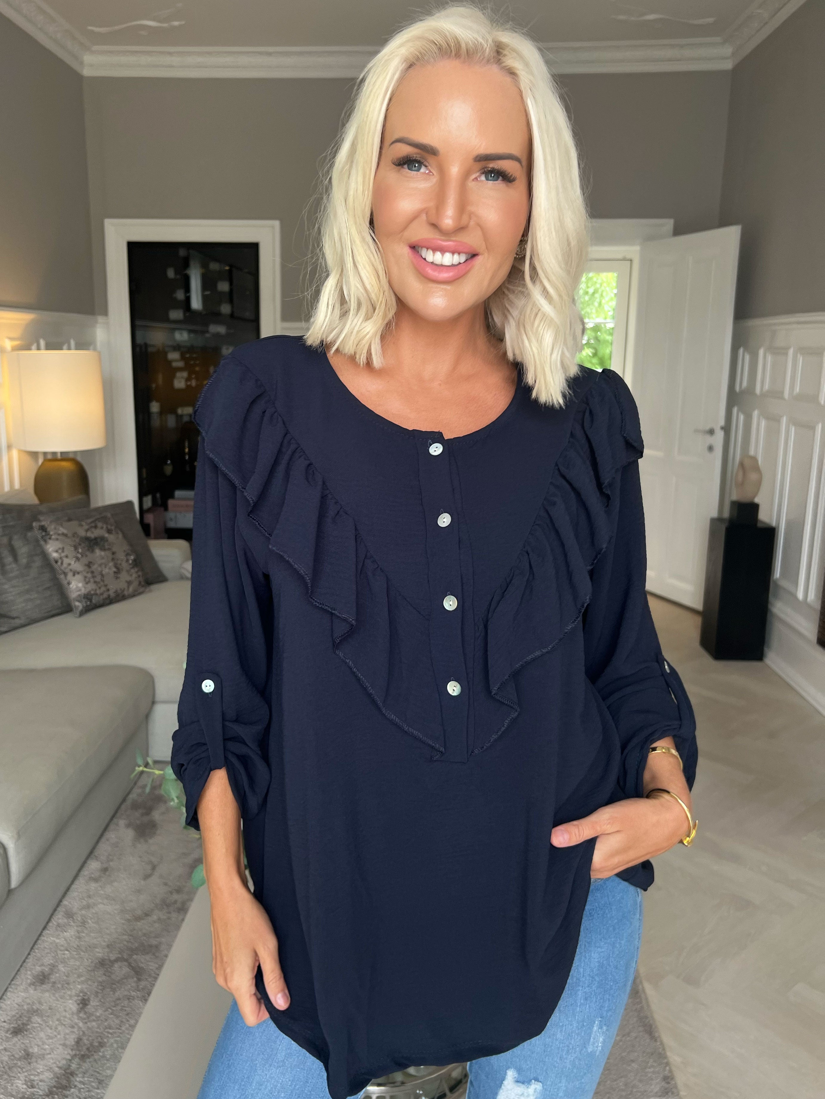 Nicola - Sød bluse med flæser og knapper