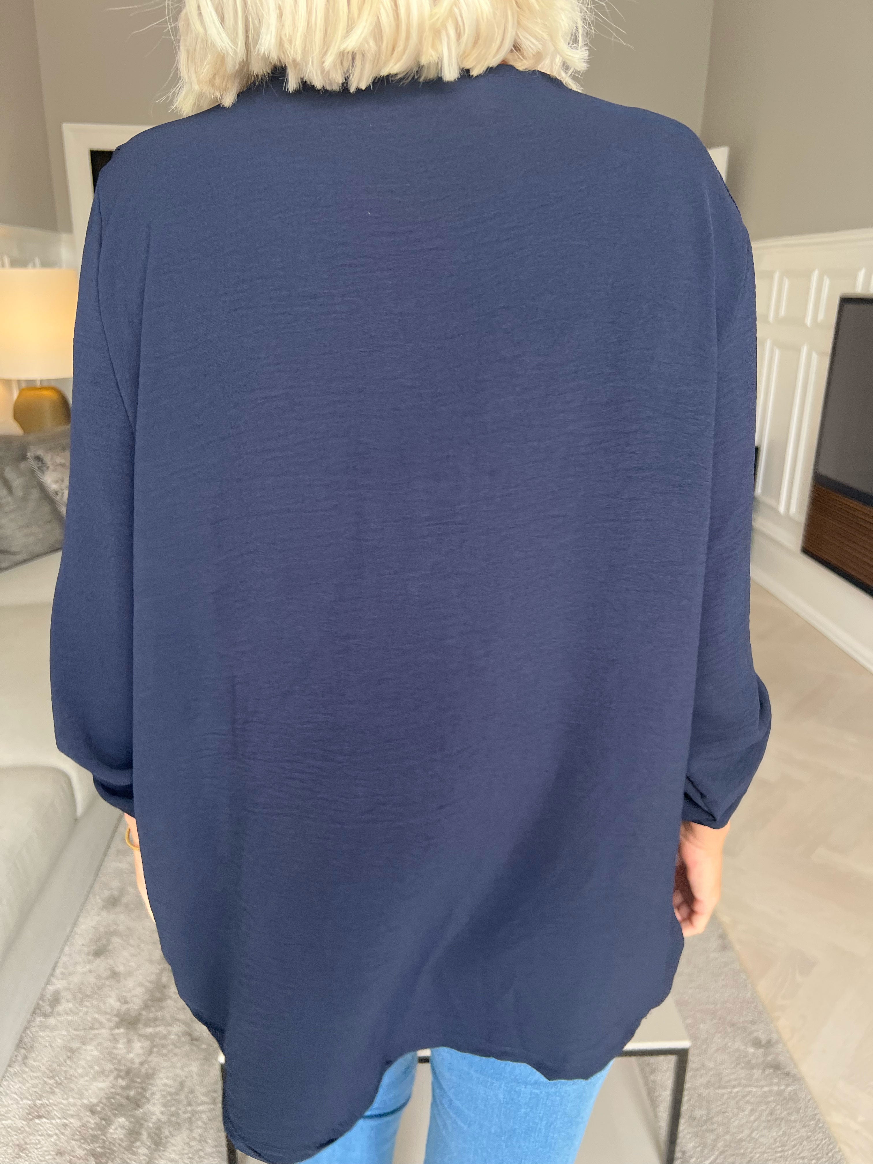 Nicola - Sød bluse med flæser og knapper