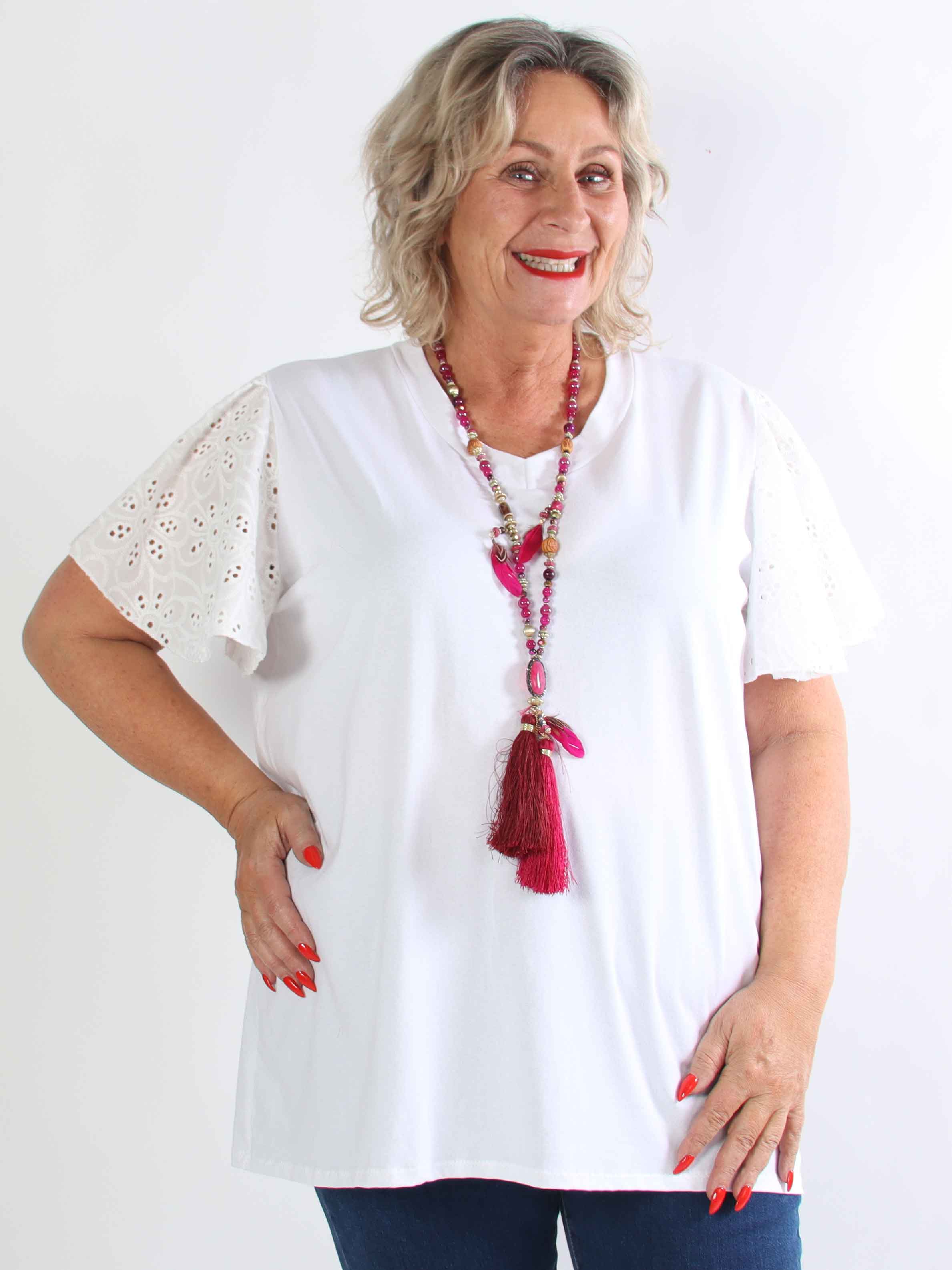 Nocara - Plus size t-shirt i blød bomuld med fine ærmer i broderie anglaise