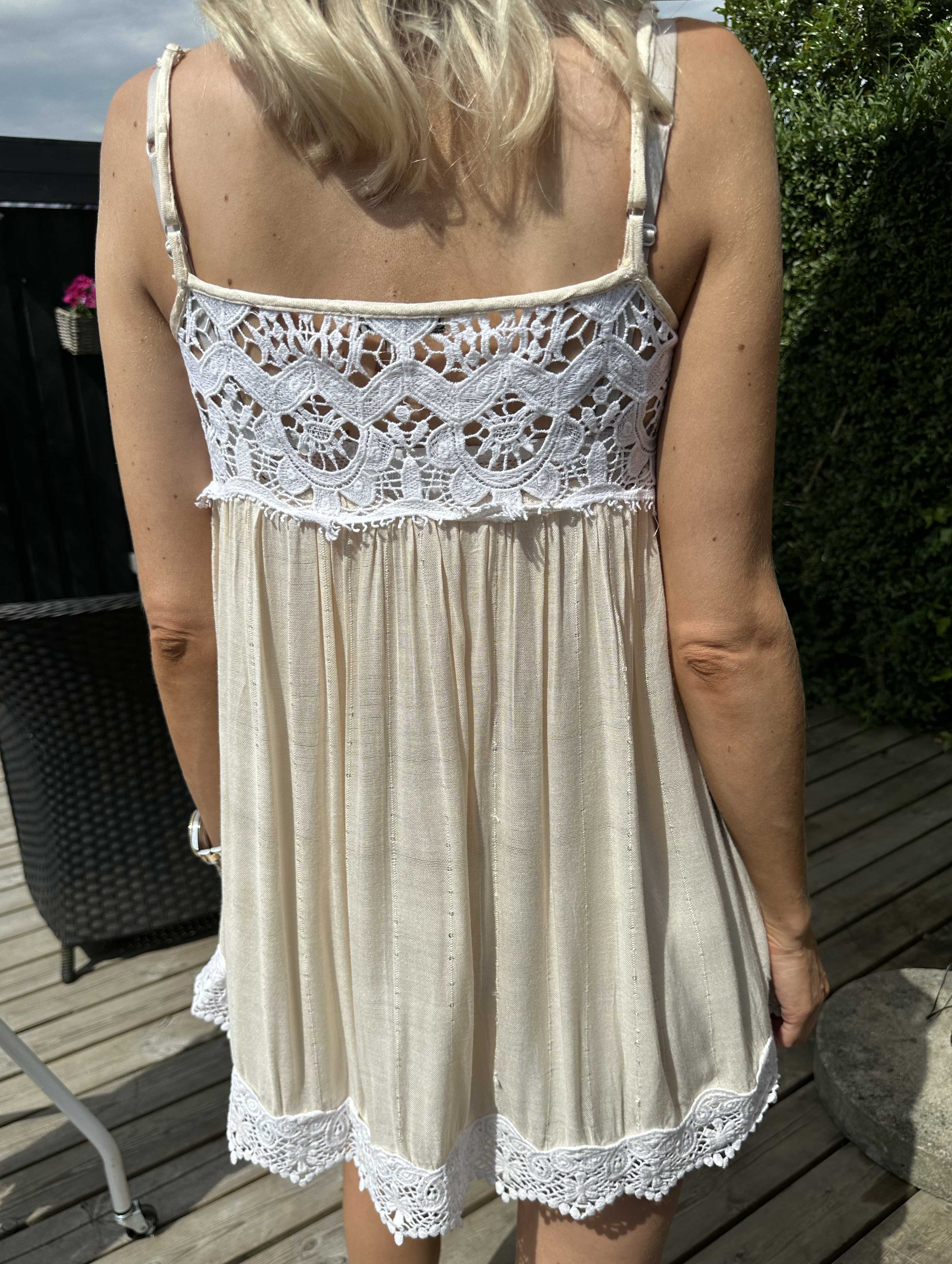 Opal - Sød top med broderet detaljer og pailletter