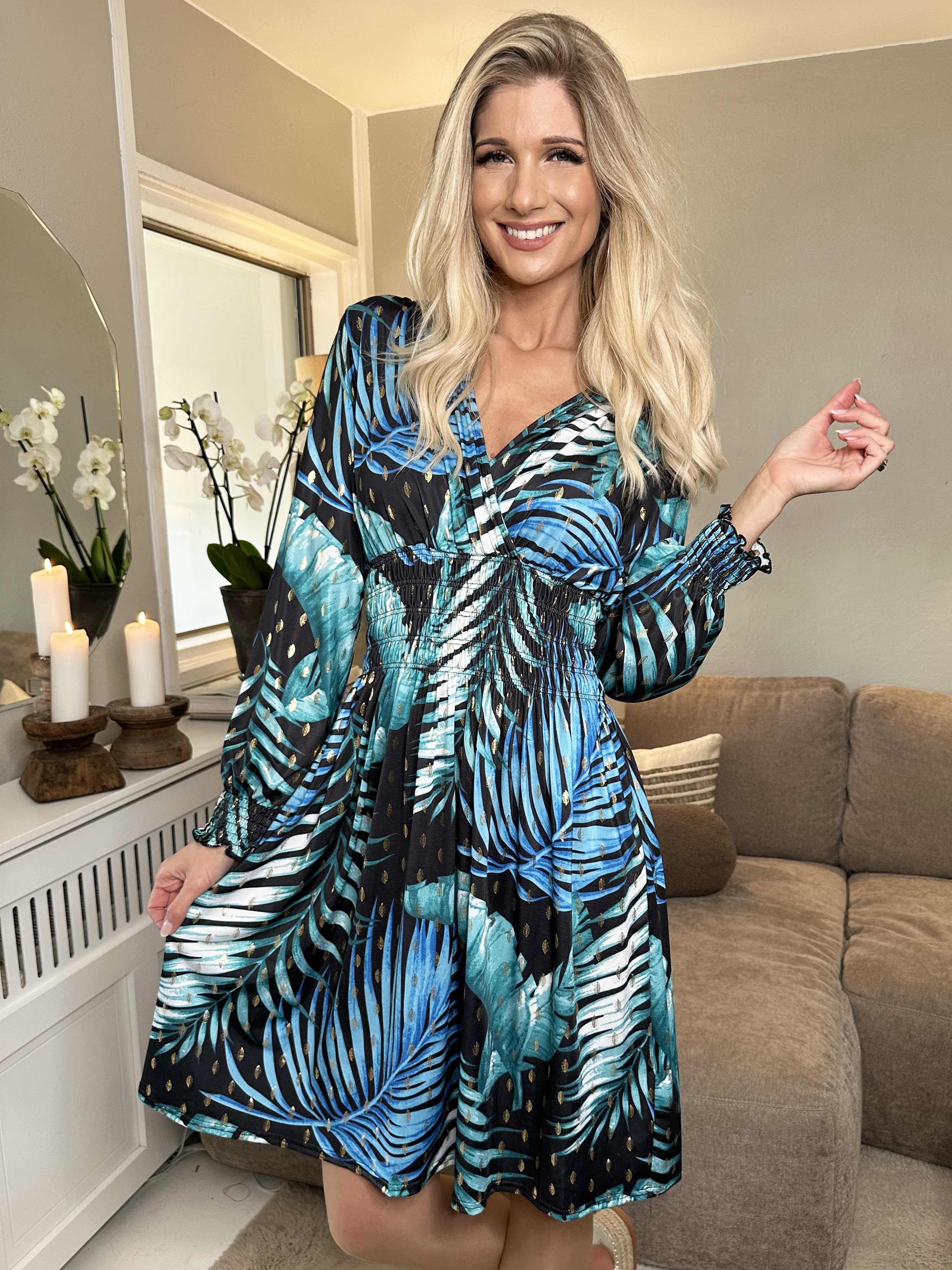 Pams Leaf Short L/S - Elastisk mønstret kjole i krølfrit stof