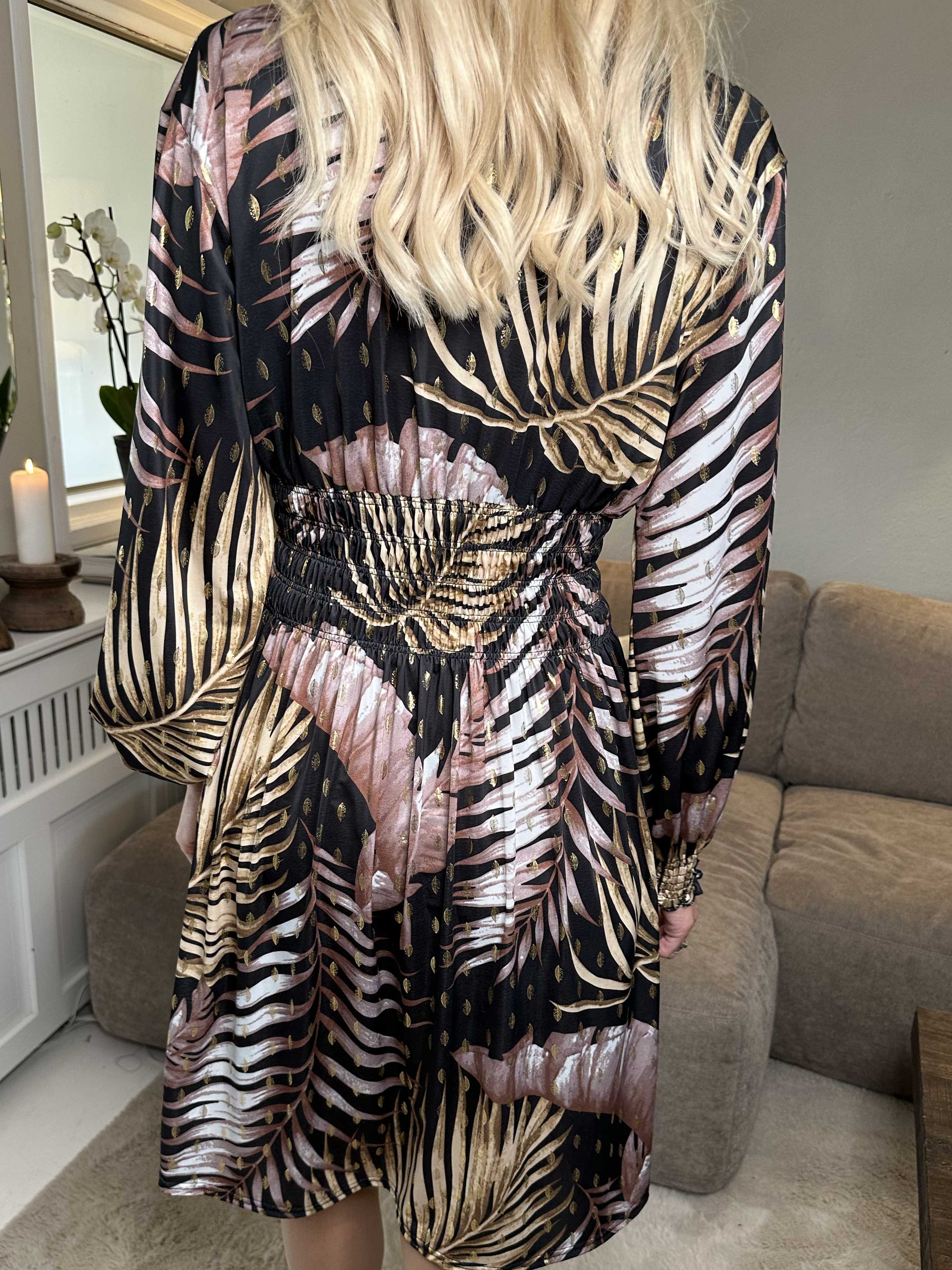 Pams Leaf Short L/S - Elastisk mønstret kjole i krølfrit stof