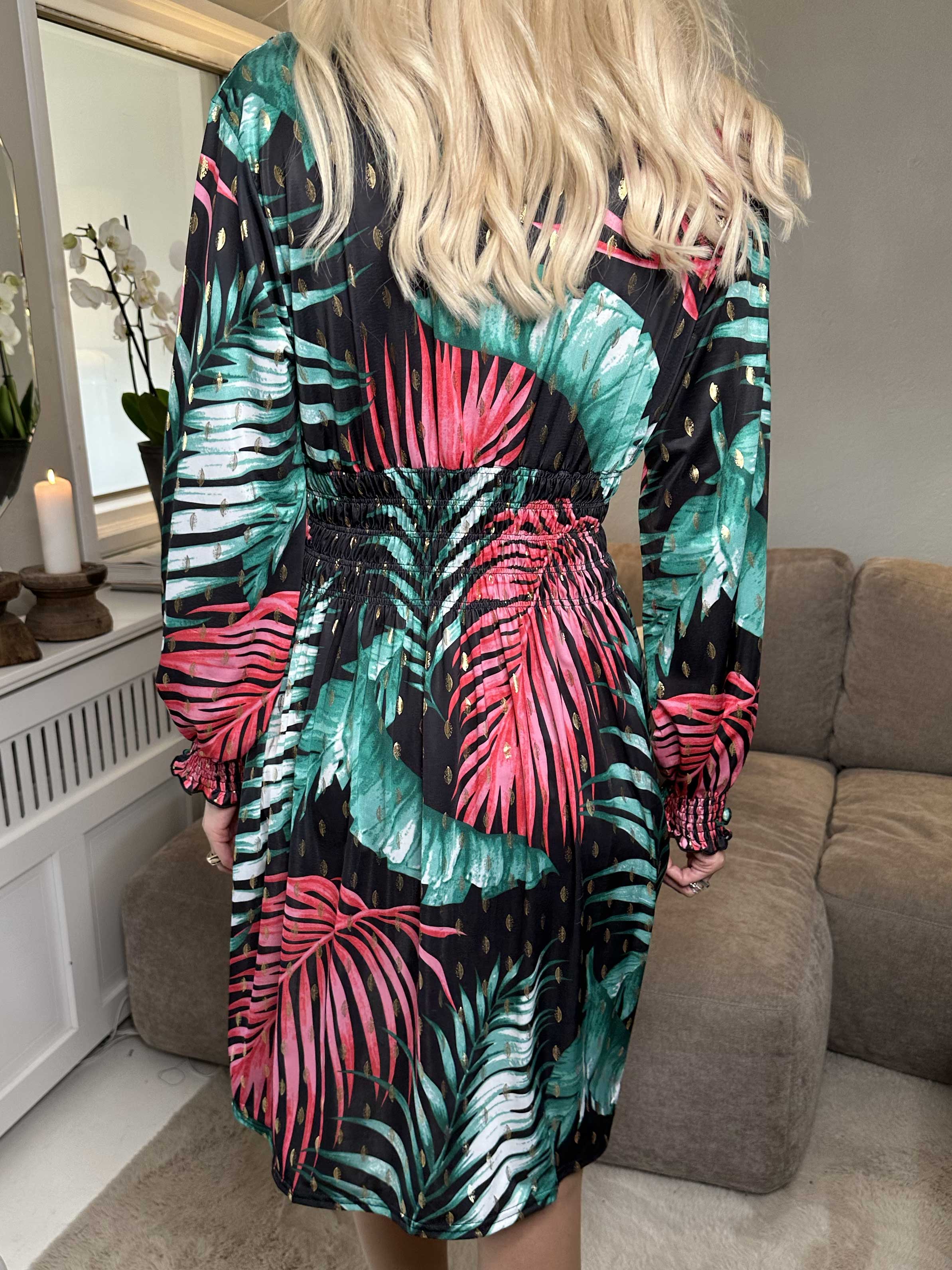 Pams Leaf Short L/S - Elastisk mønstret kjole i krølfrit stof