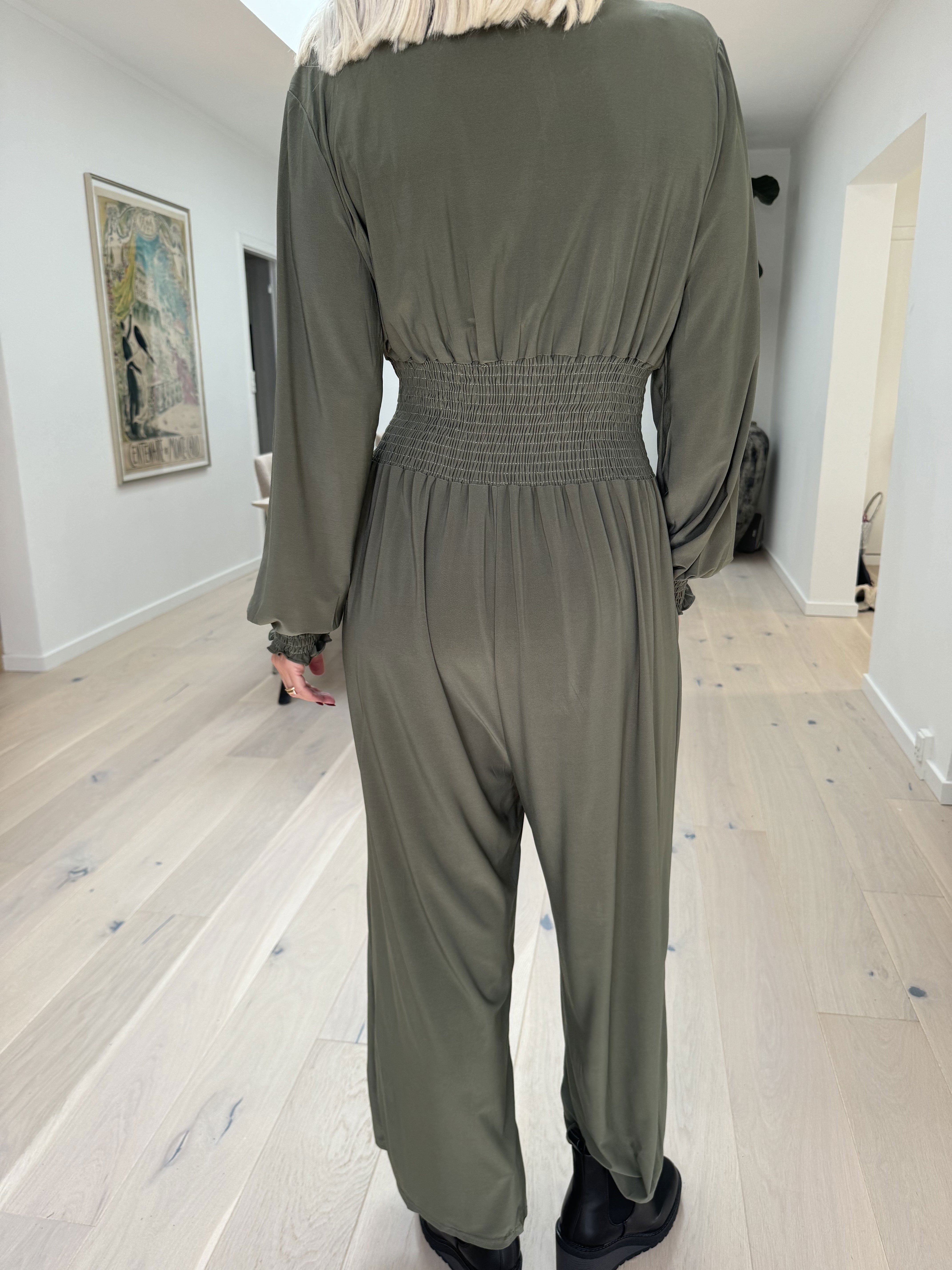 Pams Plain Jumpsuit L/S - Ensfarvet elastisk buksedragt