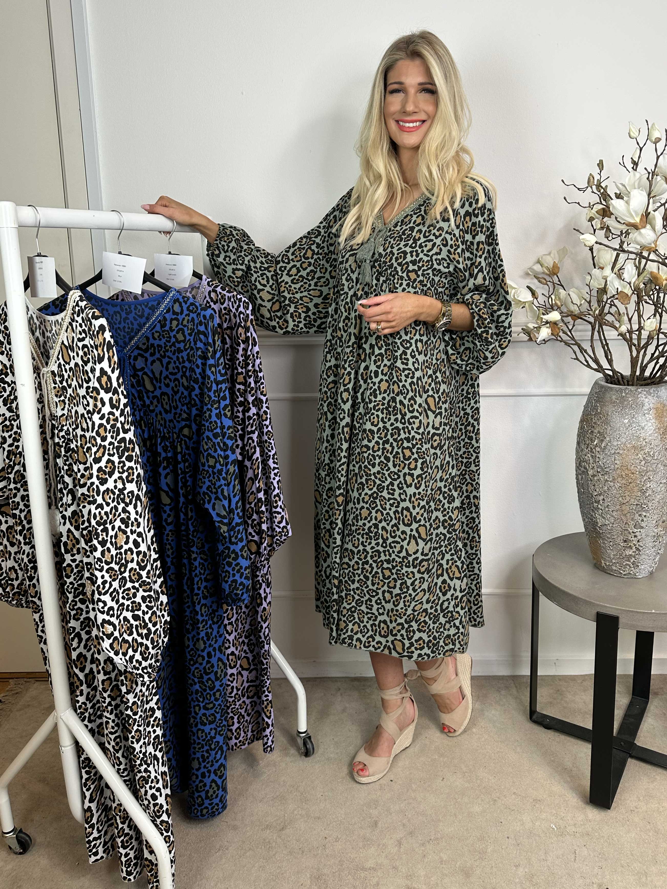Rebecca - Lang tunikakjole i leopardprint