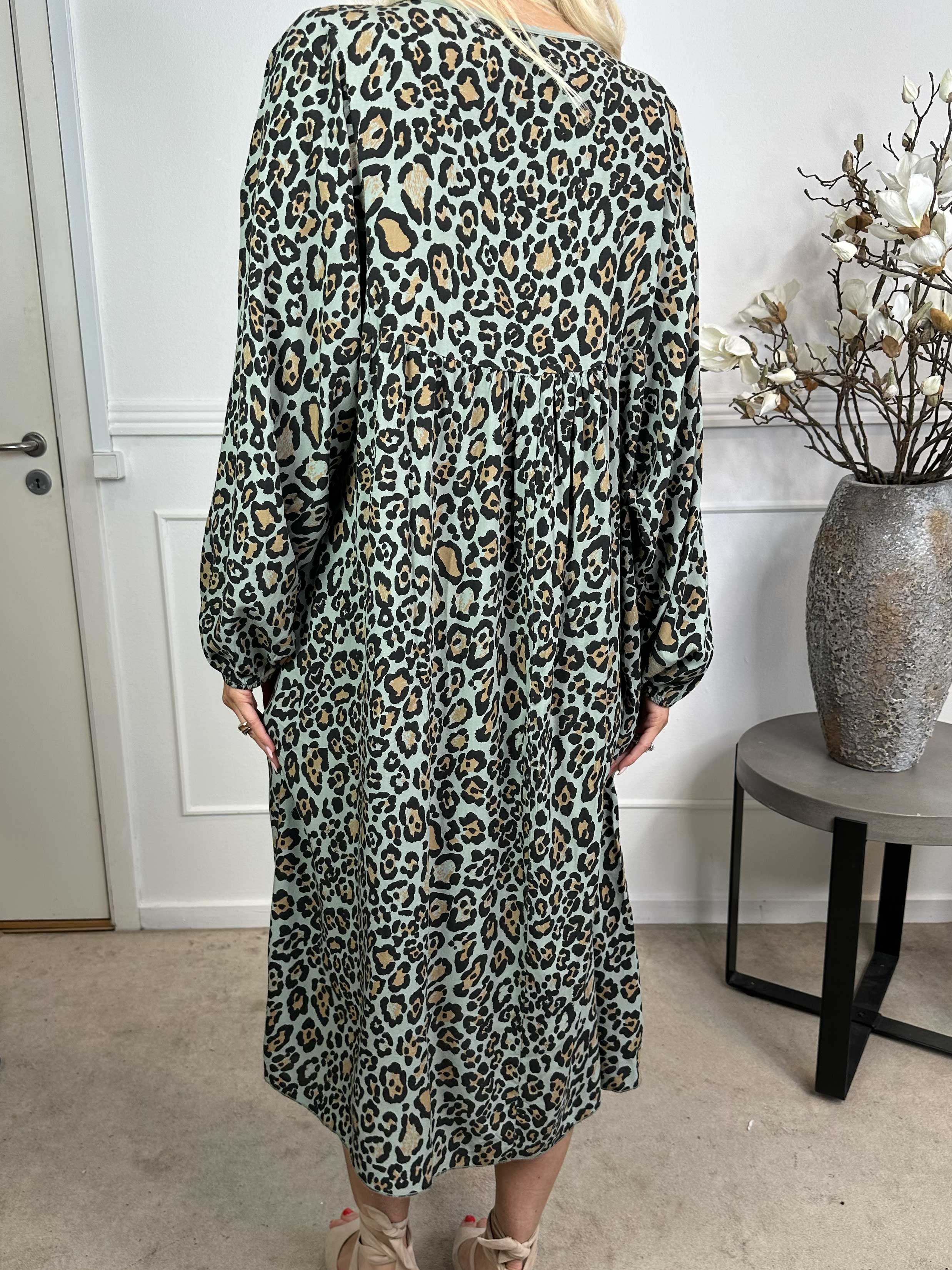 Rebecca - Lang tunikakjole i leopardprint