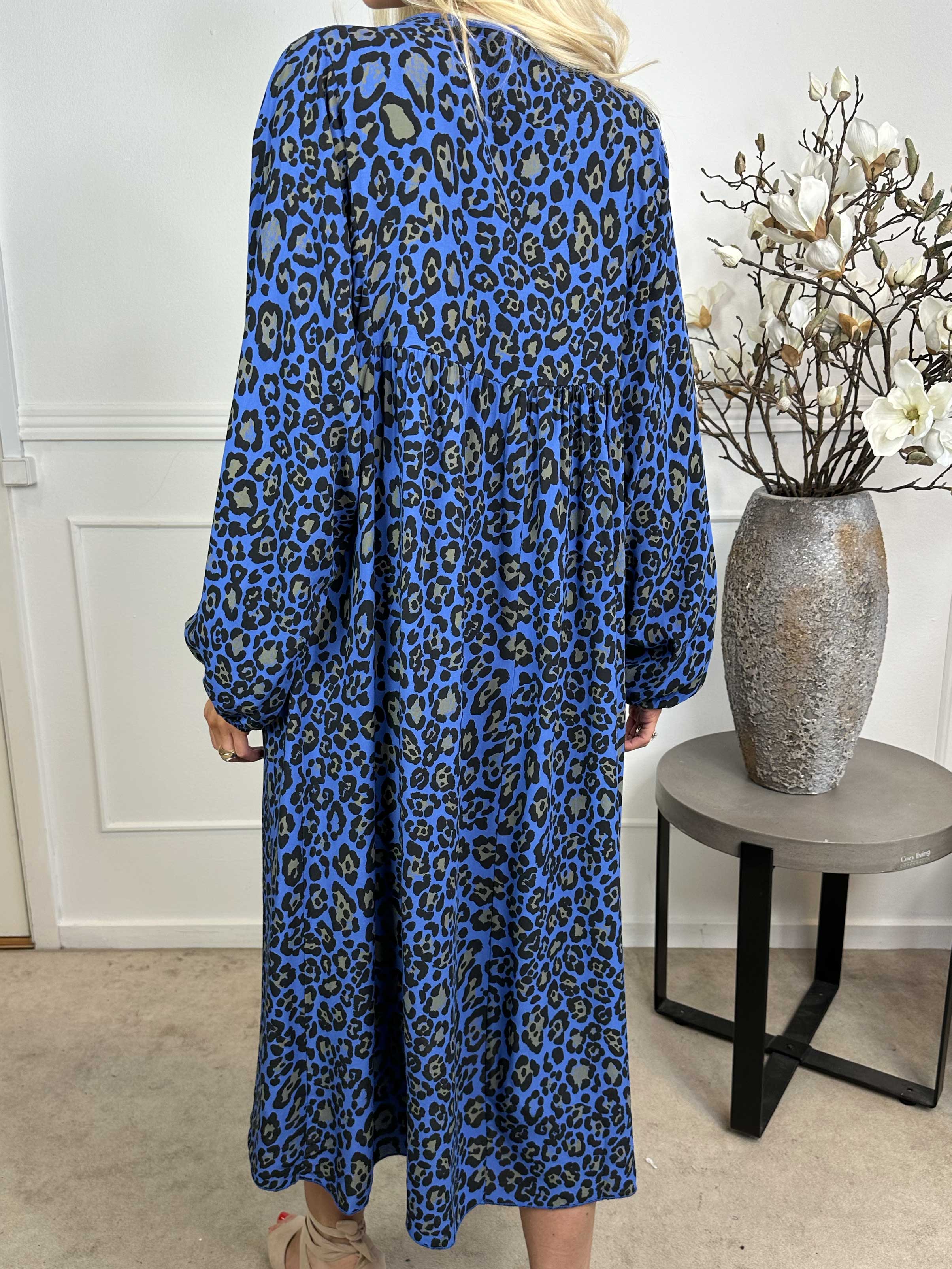 Rebecca - Lang tunikakjole i leopardprint