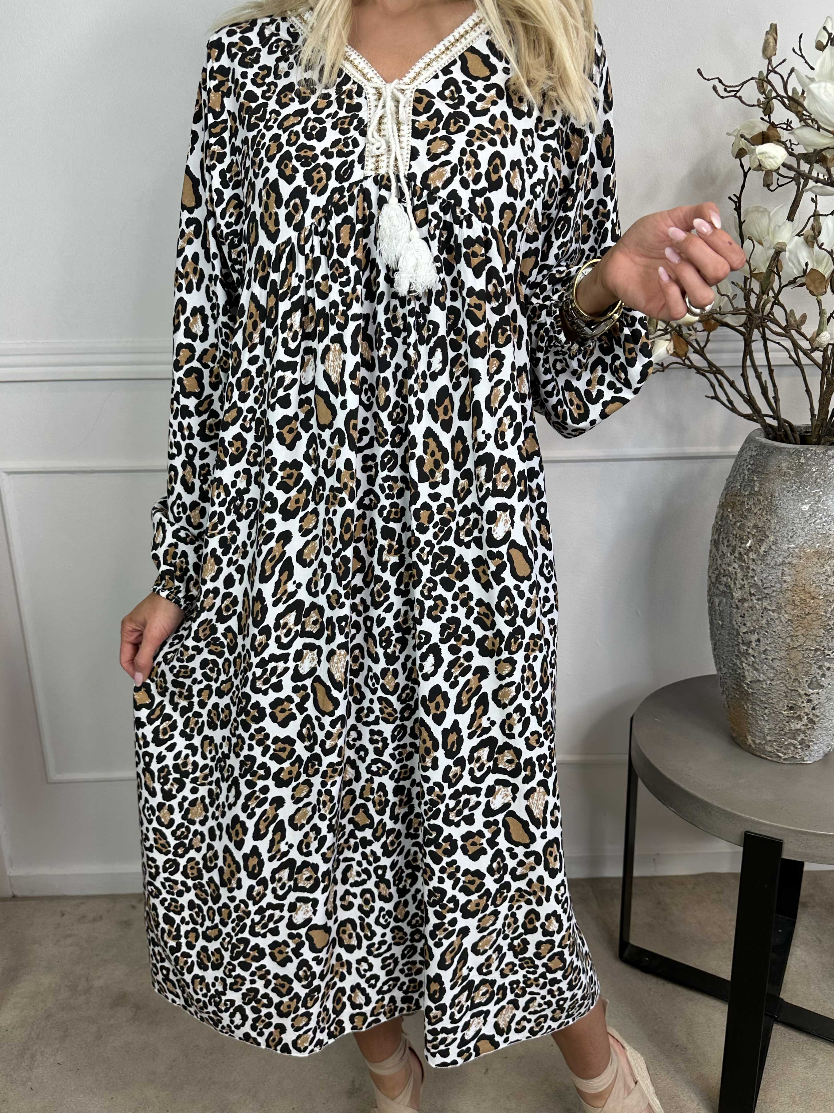 Rebecca - Lang tunikakjole i leopardprint